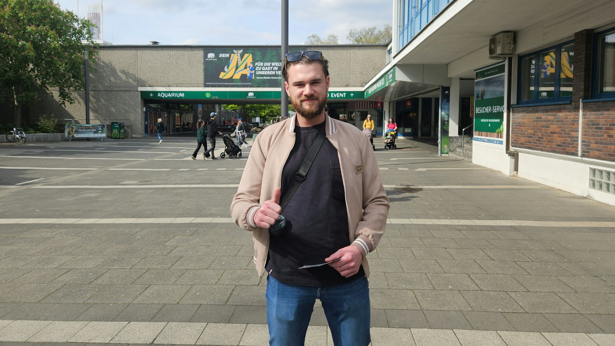 Zoobesucher Kevin Kialka (28) vor dem Kölner Zoo.