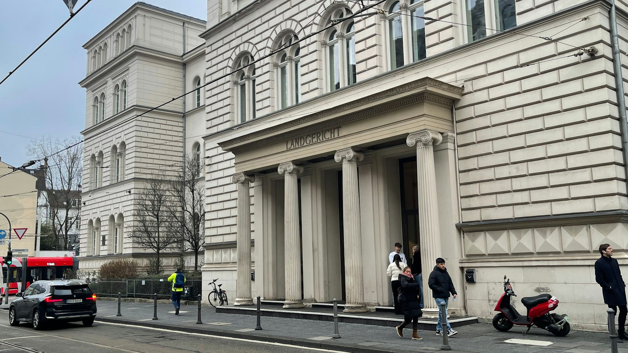 Ein Gerichtsgebäude im klassizistischen Stil.
