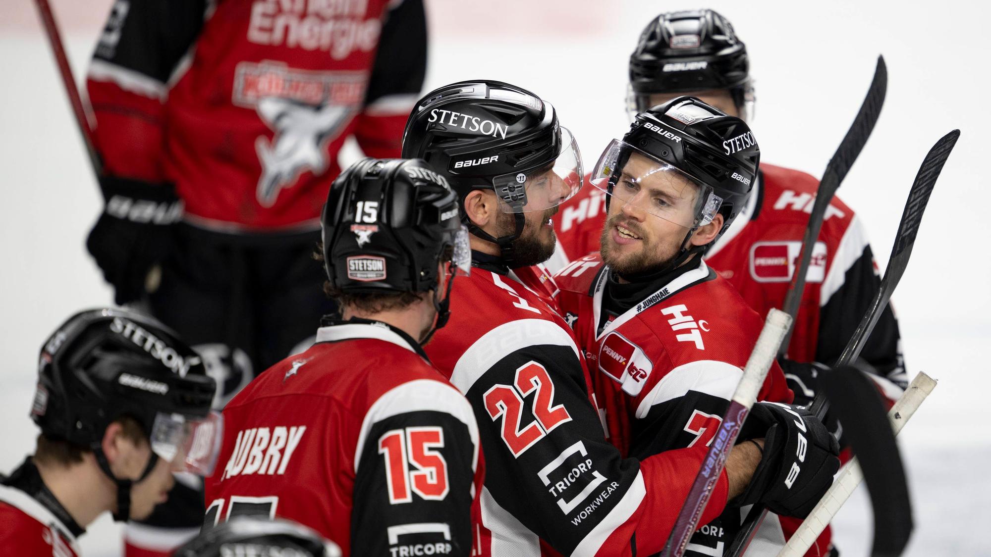 PENNY DEL 1 - Playoff Halbfinale - Kölner Haie - Eisbären Berlin Köln, 15.04.2026 Louis- Marc Aubry Kölner Haie, Sturm, 15 Maximilian Glötzl Kölner Haie, Verteidigung, 22 Dominik Bokk Kölner Haie, Sturm, 78 PENNY DEL 1 - Playoff Halbfinale - Kölner Haie - Eisbären Berlin am 15.04.2026 in der Lanxess Arena in Köln Deutschland. *** PENNY DEL 1 Playoff Semifinal Cologne Sharks Eisbären Berlin Cologne, 15 04 2026 Louis Marc Aubry Cologne Sharks, offense, 15 Maximilian Glötzl Cologne Sharks, defense, 22 Dominik Bokk Cologne Sharks, offense, 78 PENNY DEL 1 Playoff Semifinal Cologne Sharks Eisbären Berlin on 15 04 2026 at the Lanxess Arena in Cologne Germany Copyright: xBEAUTIFULxSPORTS/AndreasxDickx