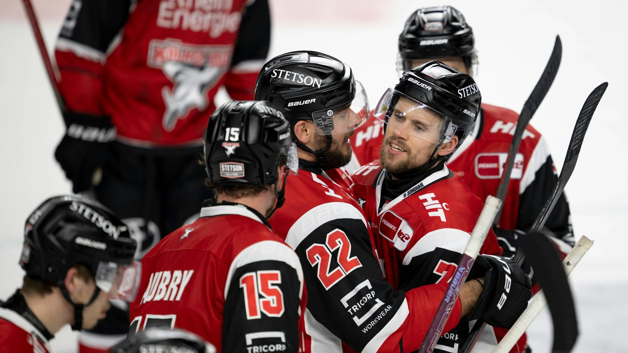 PENNY DEL 1 - Playoff Halbfinale - Kölner Haie - Eisbären Berlin Köln, 15.04.2026 Louis- Marc Aubry Kölner Haie, Sturm, 15 Maximilian Glötzl Kölner Haie, Verteidigung, 22 Dominik Bokk Kölner Haie, Sturm, 78 PENNY DEL 1 - Playoff Halbfinale - Kölner Haie - Eisbären Berlin am 15.04.2026 in der Lanxess Arena in Köln Deutschland. *** PENNY DEL 1 Playoff Semifinal Cologne Sharks Eisbären Berlin Cologne, 15 04 2026 Louis Marc Aubry Cologne Sharks, offense, 15 Maximilian Glötzl Cologne Sharks, defense, 22 Dominik Bokk Cologne Sharks, offense, 78 PENNY DEL 1 Playoff Semifinal Cologne Sharks Eisbären Berlin on 15 04 2026 at the Lanxess Arena in Cologne Germany Copyright: xBEAUTIFULxSPORTS/AndreasxDickx