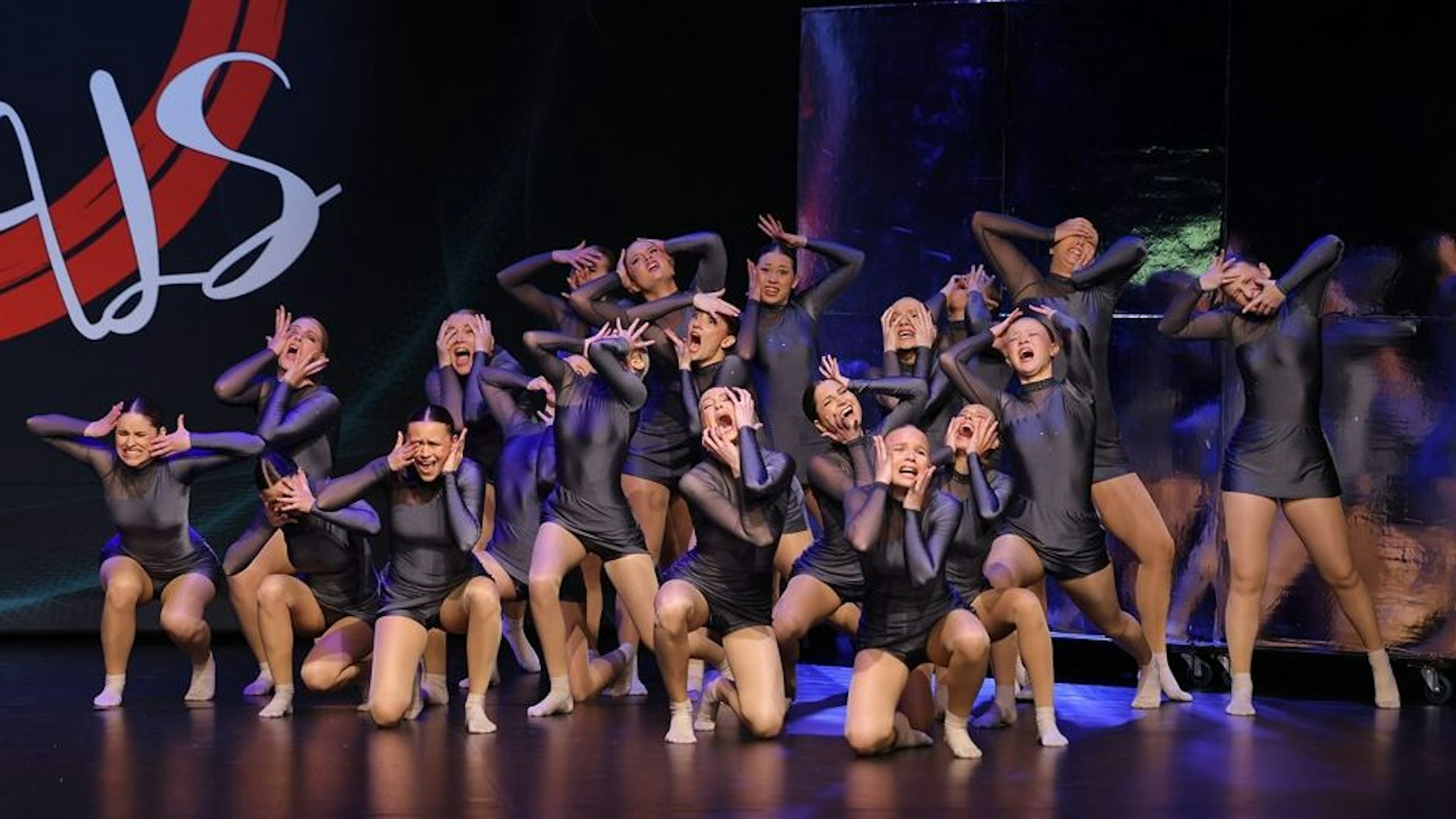 Die Jazz-Lights aus Bergisch Gladbach tanzen auf einer Bühne.