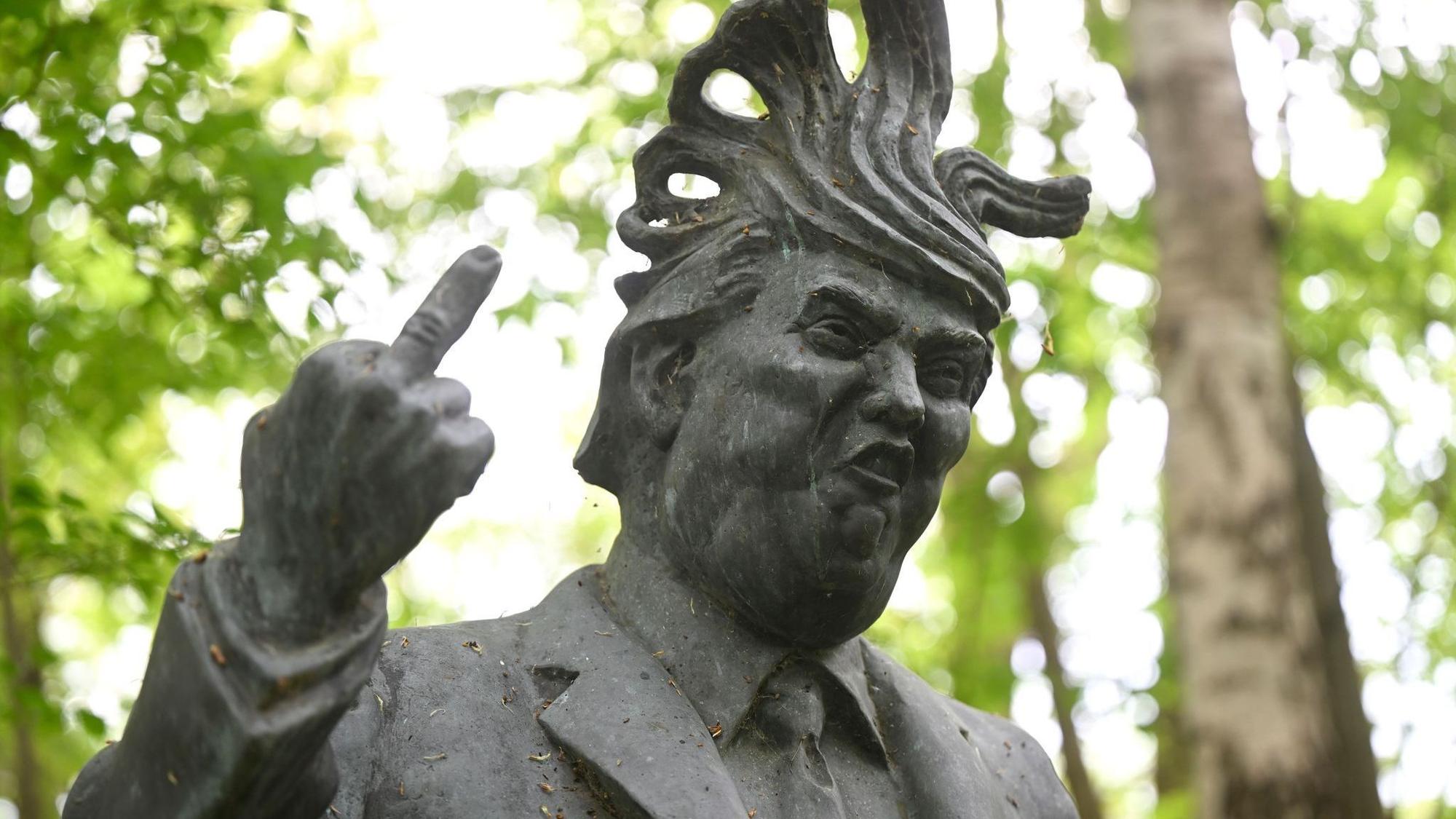 Bronzefigur von Donald Trump auf dem «Arschlochwandelweg».