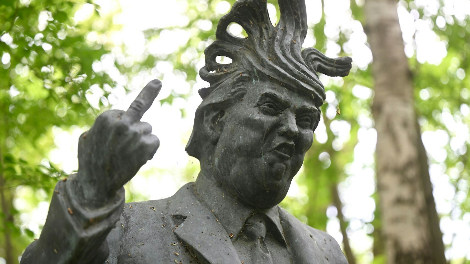 Bronzefigur von Donald Trump auf dem «Arschlochwandelweg»