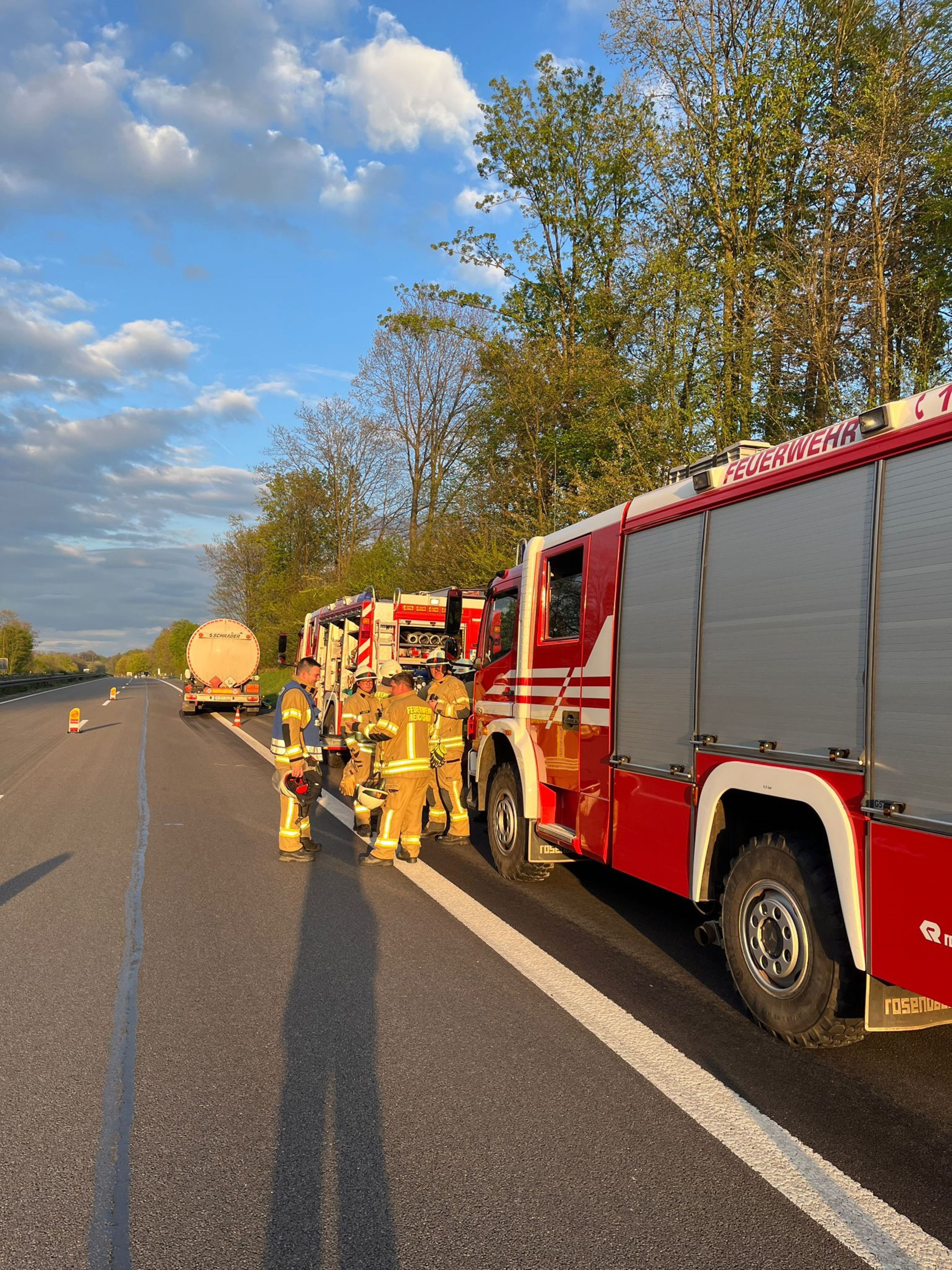 Foto eines Unfalls mit einem Sattelzug auf der Autobahn.