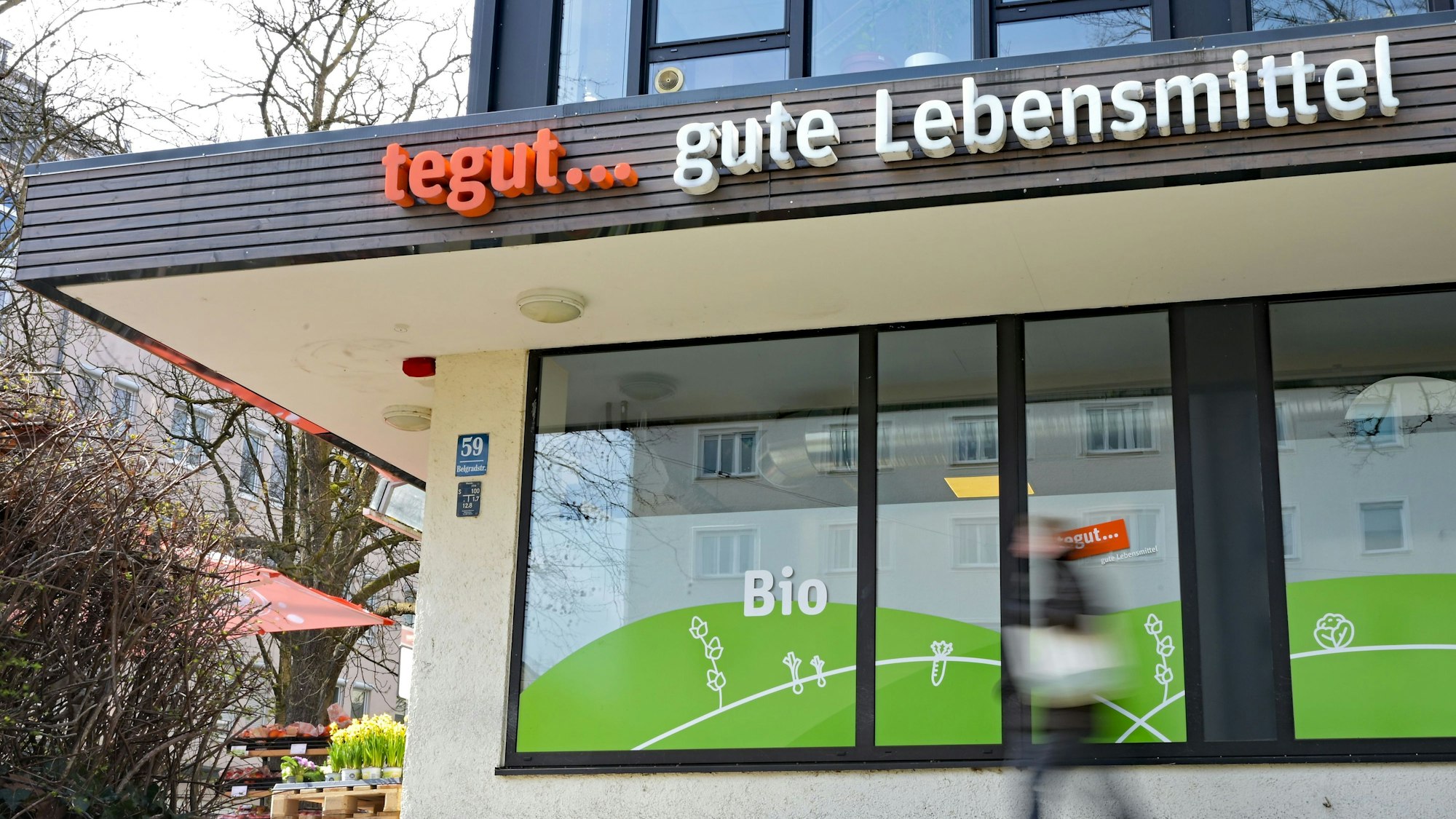 Eine Person läuft an einer tegut-Filiale vorbei. Der bisherige Eigentümer der Kette, der Schweizer Handelskonzern Migros, will sich aus Deutschland zurückziehen.