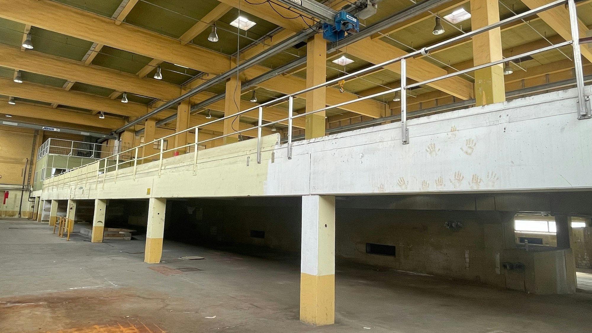 In der ehemaligen Färberei soll die Zwischenetage entfernt, die Maschinen anderthalb Meter tief versenkt und neue Schwerlastkräne mit 40 Tonnen Tragkraft eingebaut werden.