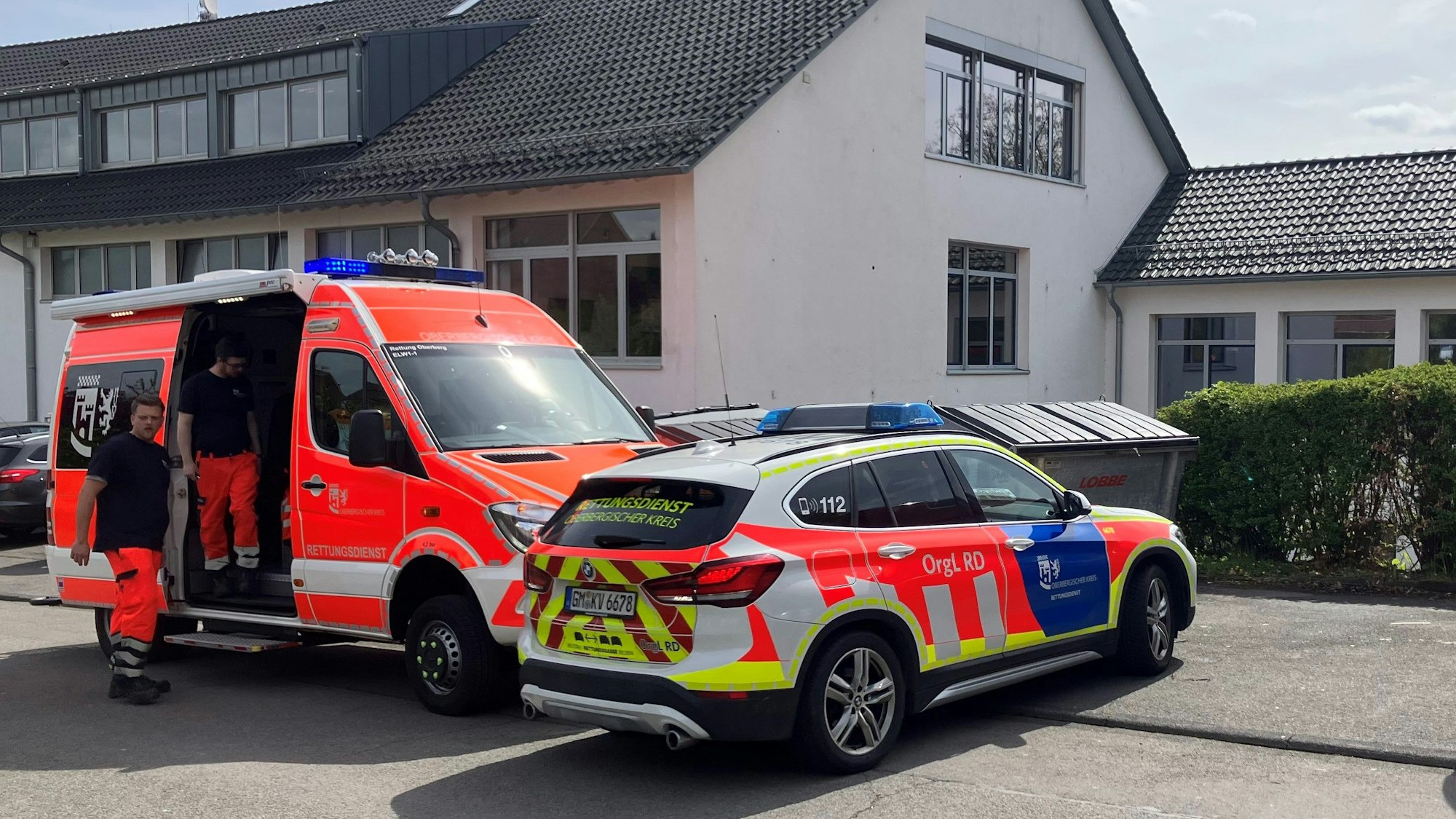 Der Rettungsdienst bei einem Einsatz an einer Schule.