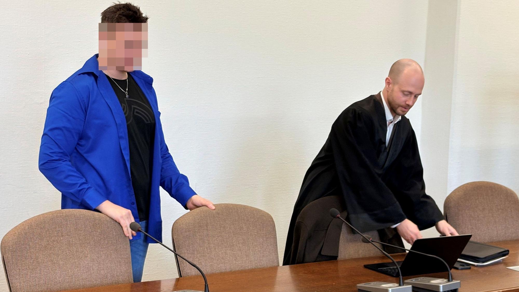 Der Beschuldigte mit seinem Verteidiger Markus Haupt beim Prozessauftakt im Kölner Landgericht