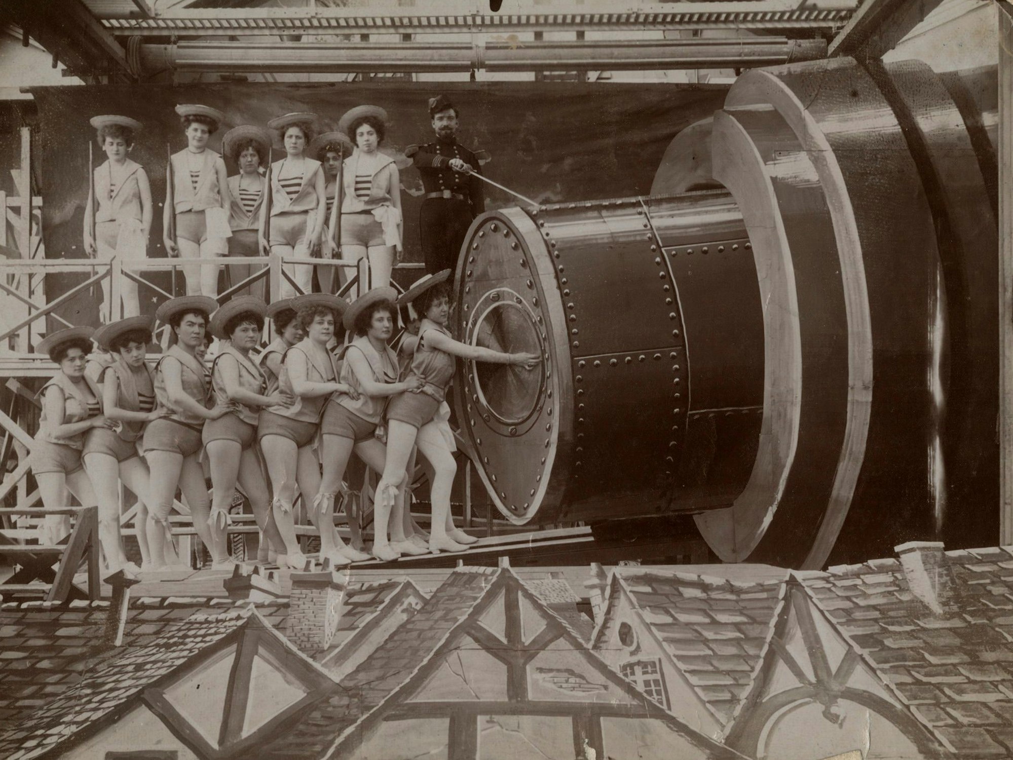 Frauen schieben eine Rakete in ein Rohr.