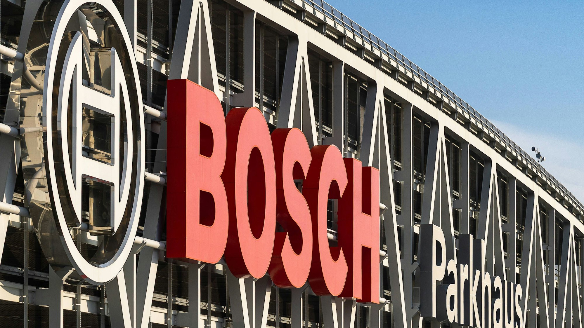 Große rote Buchstaben und weiße Zeichen an Gebäude