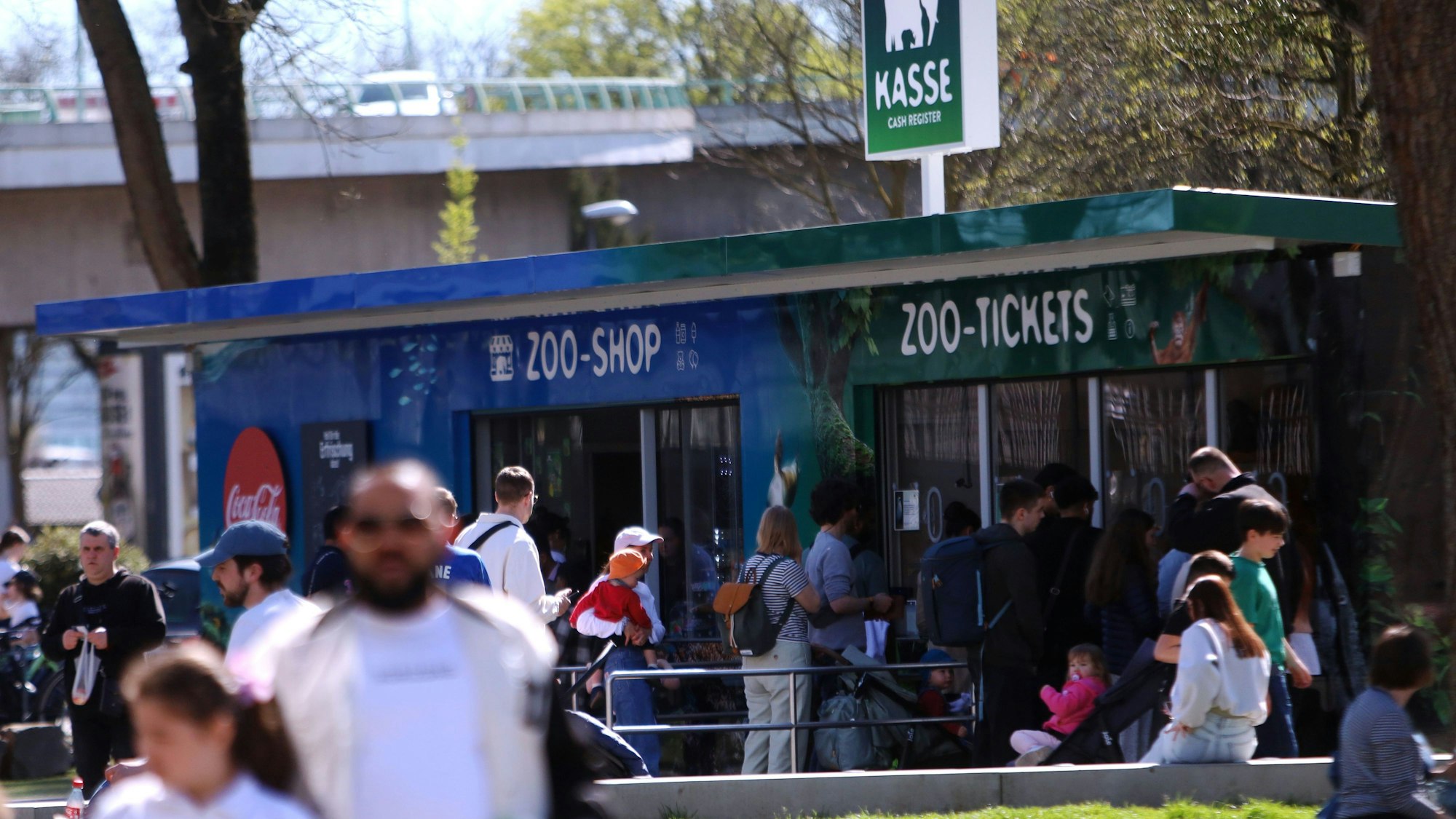Blick auf das Tickethäuschen des Kölner Zoo.