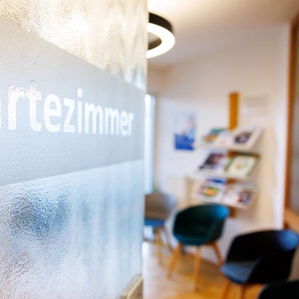 "Wartezimmer" ist auf der Tür eines Wartezimmers in einer Arztpraxis zu lesen.