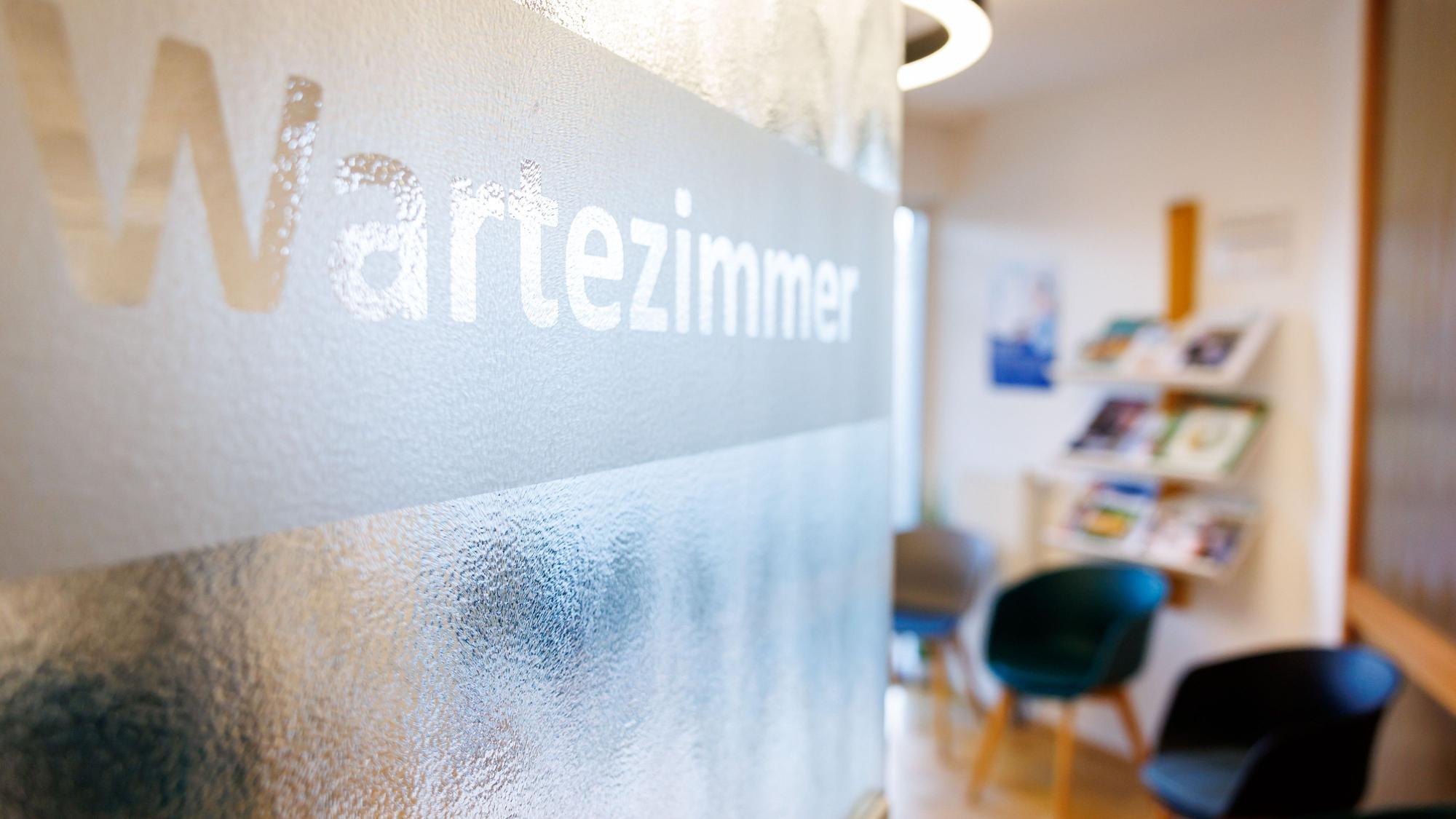 "Wartezimmer" ist auf der Tür eines Wartezimmers in einer Arztpraxis zu lesen.