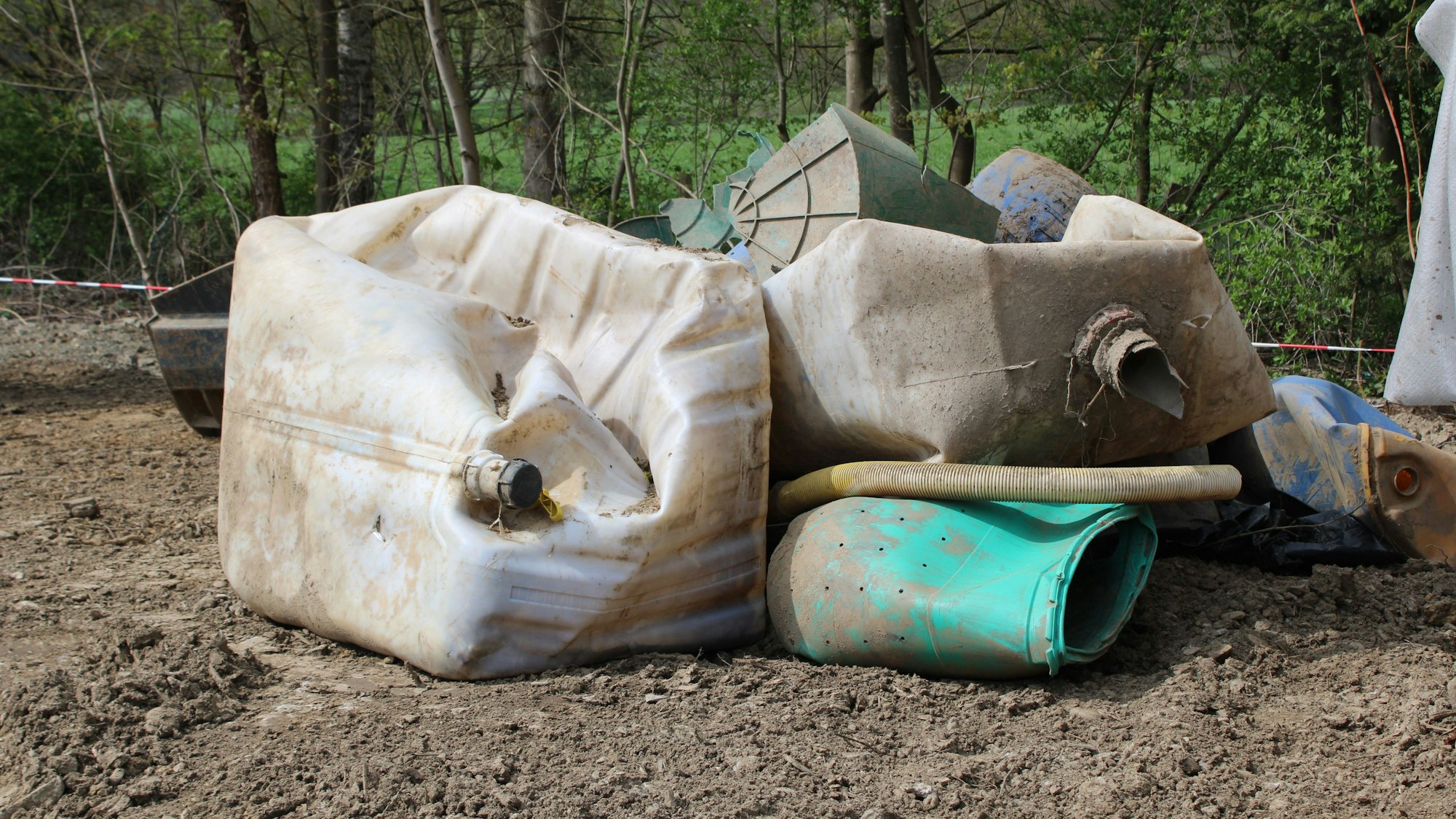 Blick auf alte Wasserkanister.