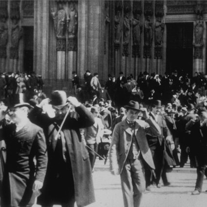 Männer verlassen den Kölner Dom.