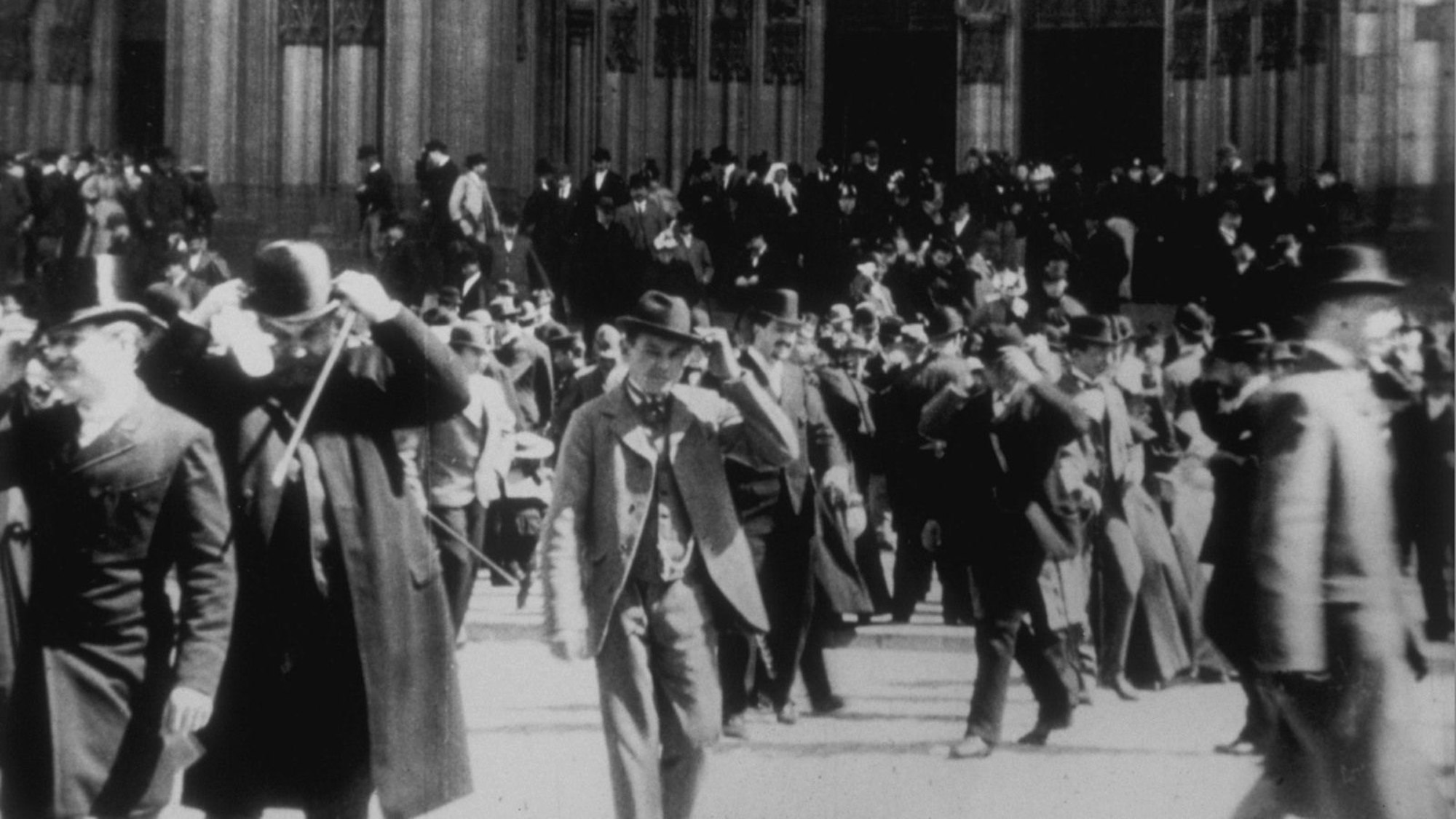 Männer verlassen den Kölner Dom.