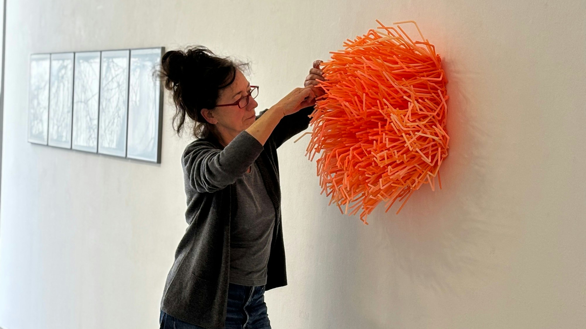 Das Werk „Anthopleura Plastica“ besteht aus Plastikstrohalmen, die ineinander gesteckt wurden.