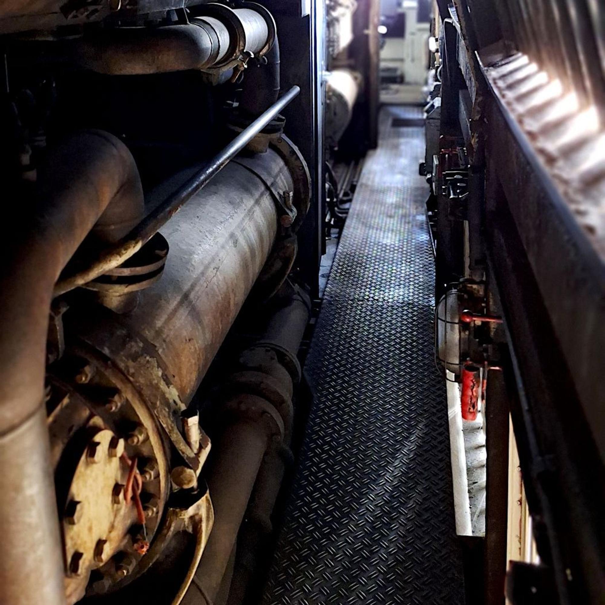 Der enge Gang zur Antriebstechnik der 111-Diesellok.