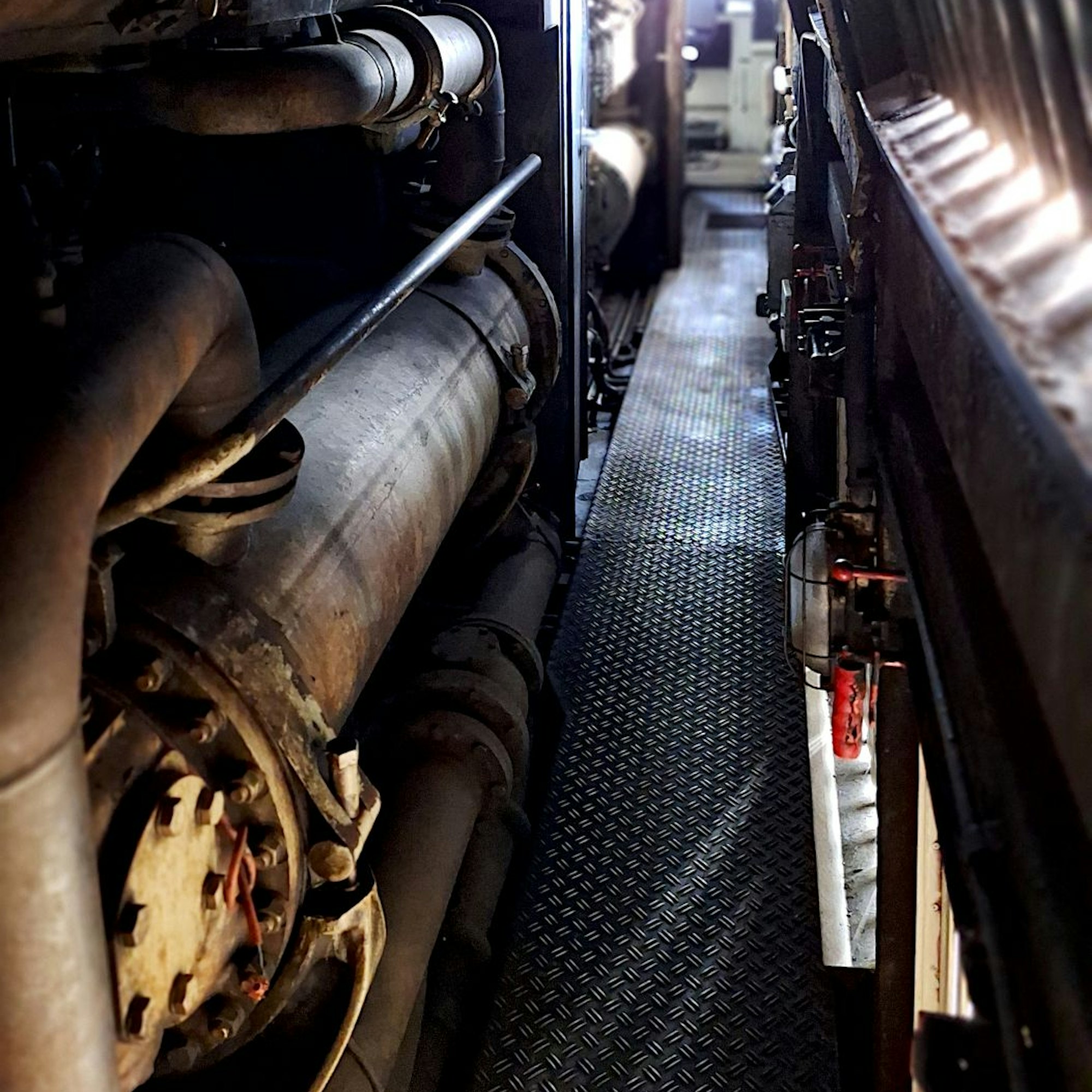 Der enge Gang zur Antriebstechnik der 111-Diesellok.