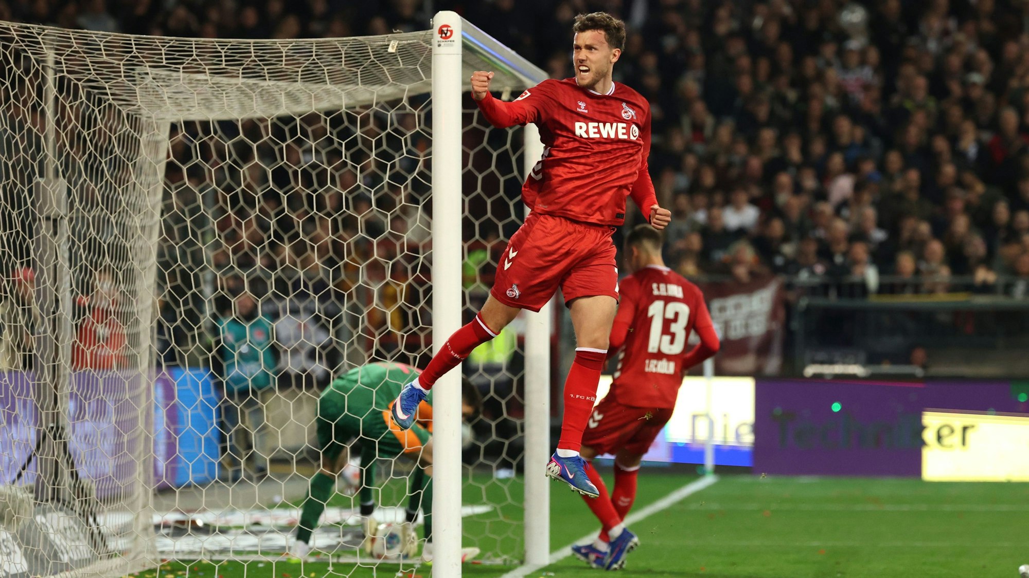 Treffer – versenkt! Luca Waldschmidt jubelt nach seinem 1:1-Ausgleichstreffer. Der Angreifer bewies bei seinem Elfmetertor gute Nerven.