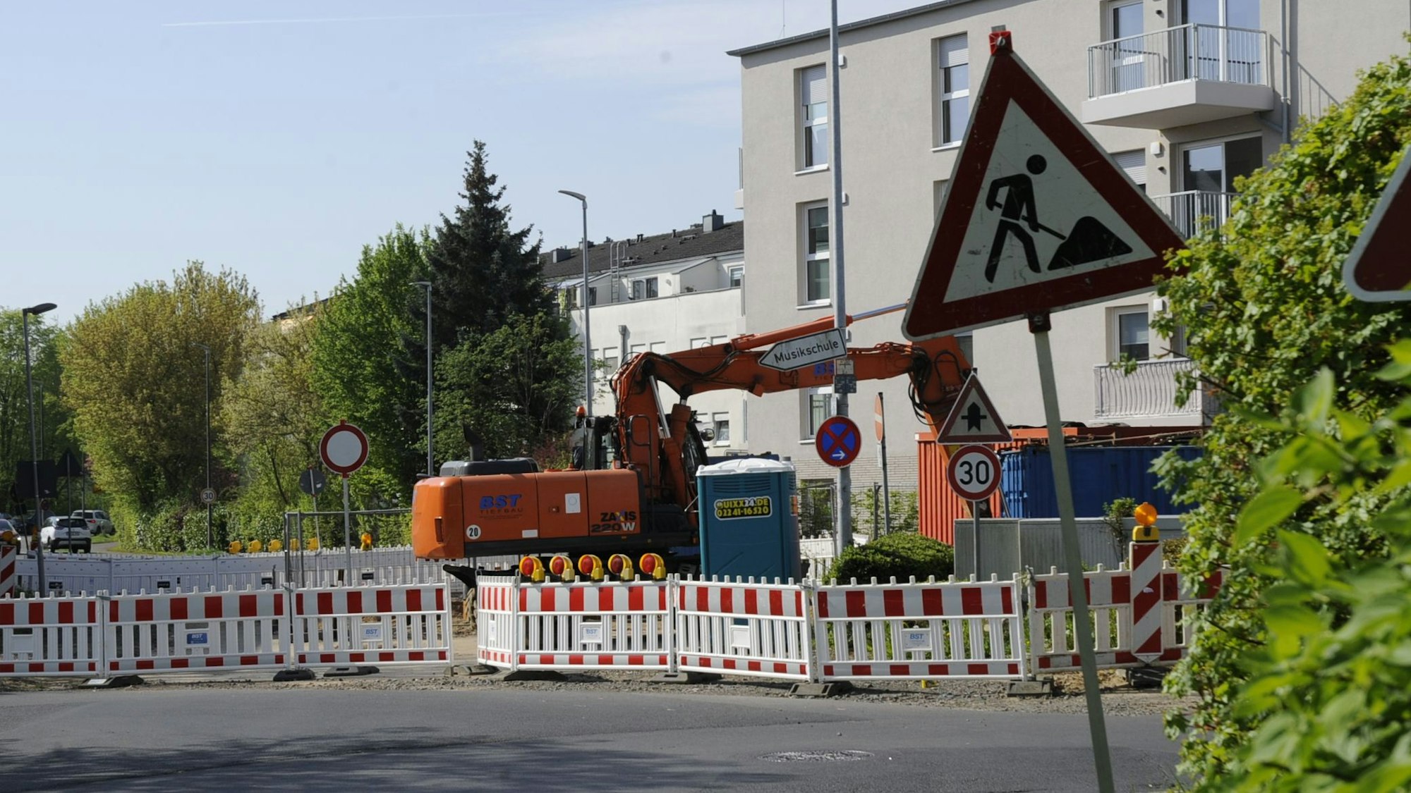 Zu sehen ist eine Straße mit Absperrung und Baustelle.