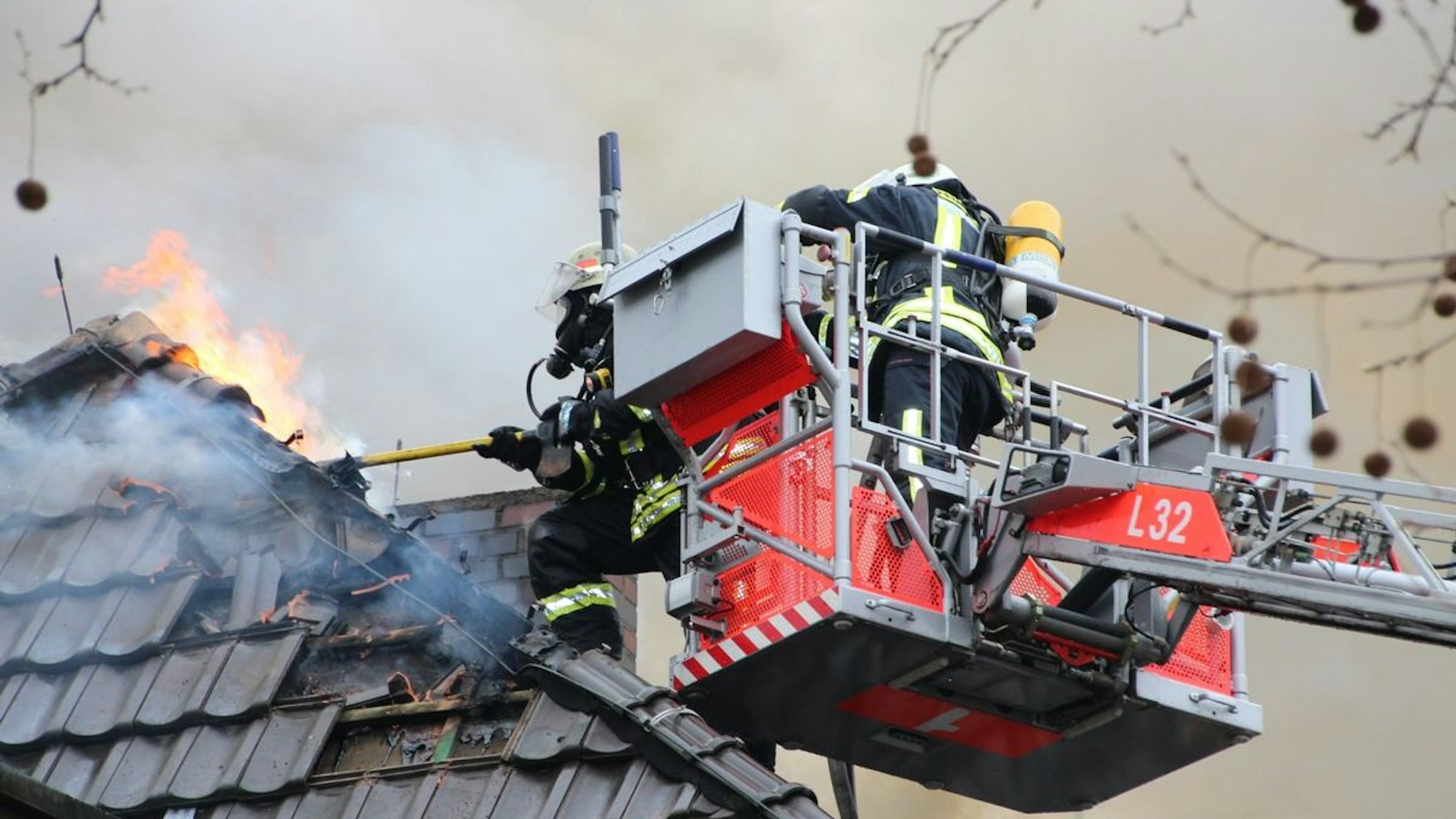 Ein brennender Balkon an einem Mehrfamilienhaus.