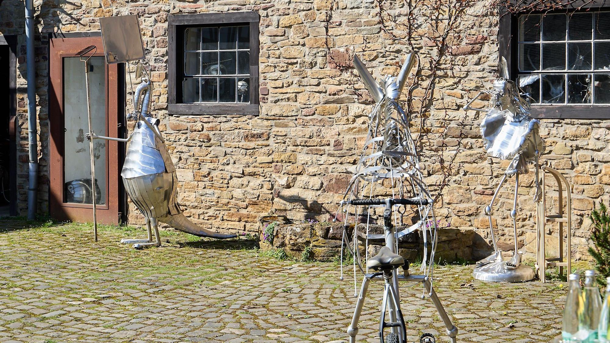 Eine Vielzahl von skurrilen Edelstahl-Objekten stehen auf dem Kunsthof des Stahlbildhauers Peter Ratz in Eiserfey.