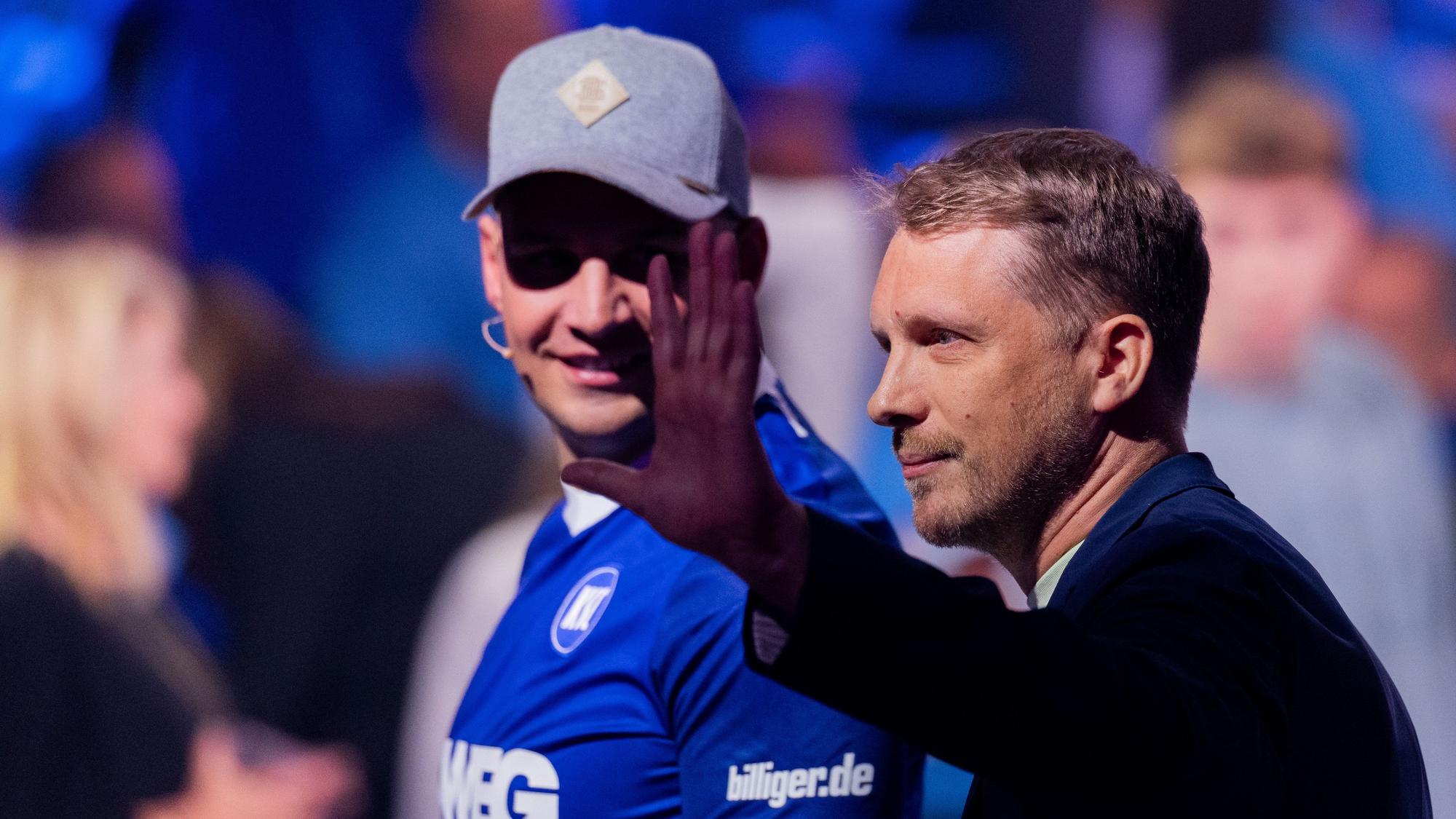 Pietro Lombardi (l), und Oliver Pocher posieren.