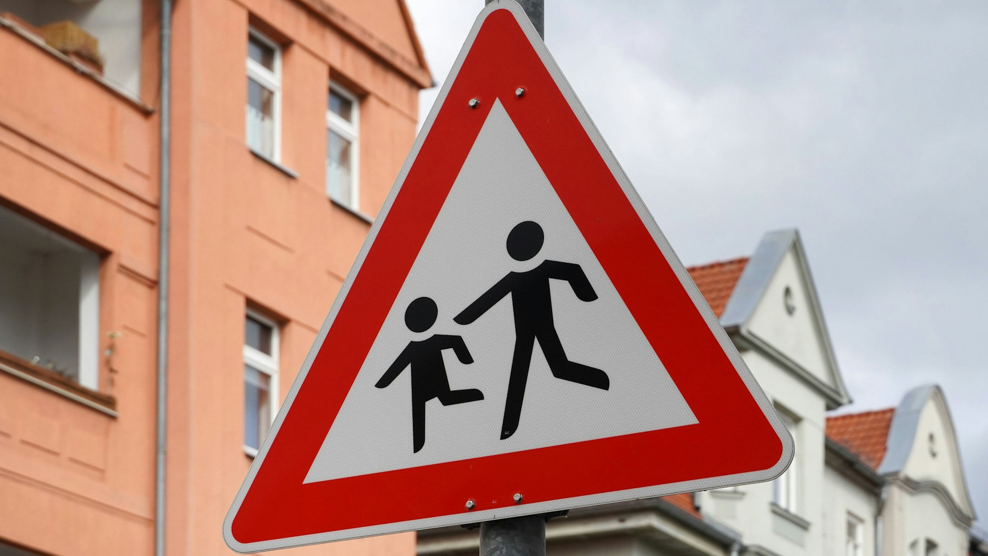 Verkehrsschild Vorsicht Kinder in Stadt
