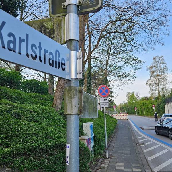 Zu sehen ist die Karlstraße in Bedburg und das dazugehörige Straßenschild.