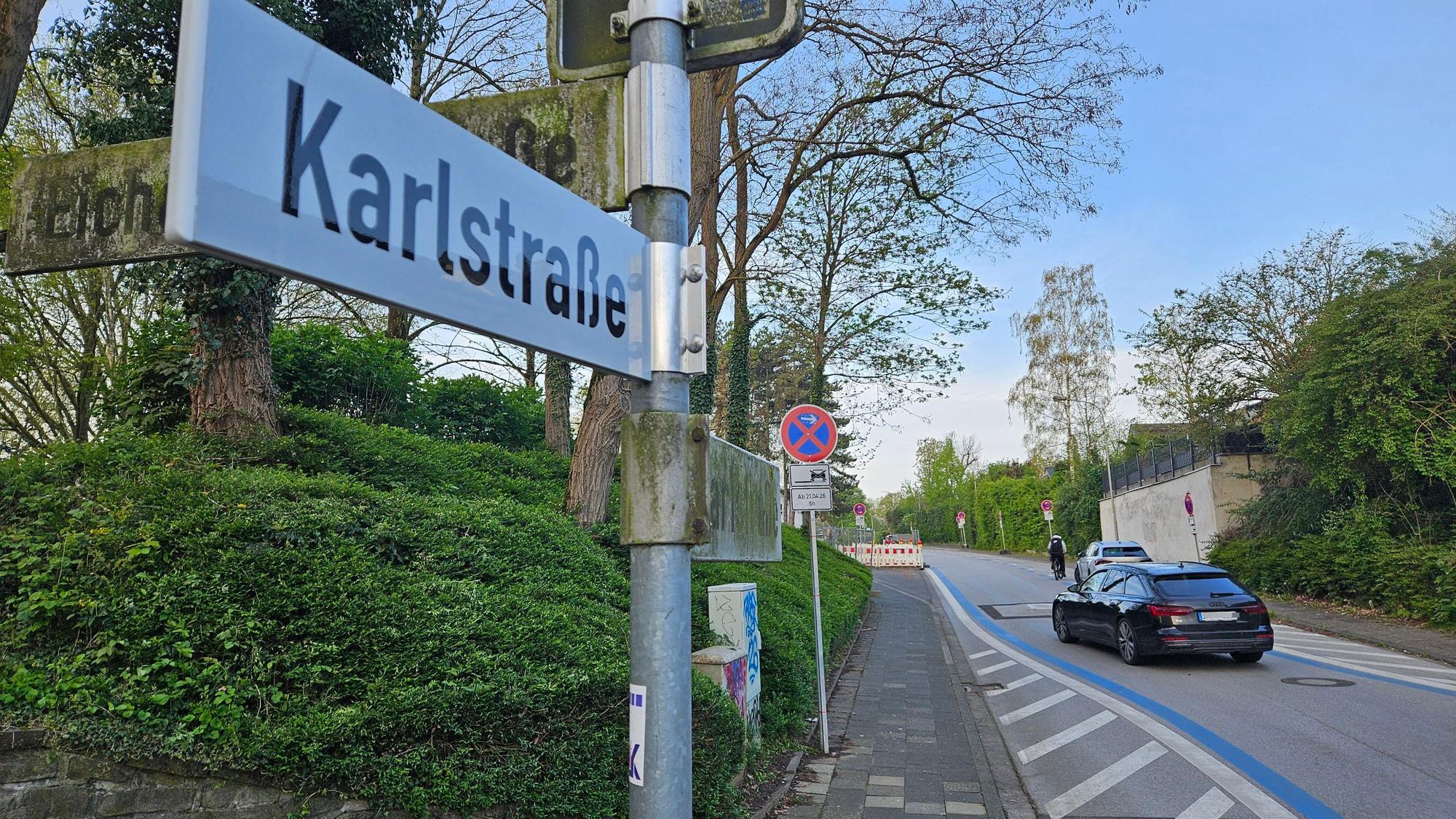 Zu sehen ist die Karlstraße in Bedburg und das dazugehörige Straßenschild.