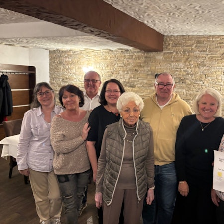 Auf dem Bild ist eine Gruppe von Frauen und Männern zu sehen, die sich im Aktivkreis Frechen engagieren.