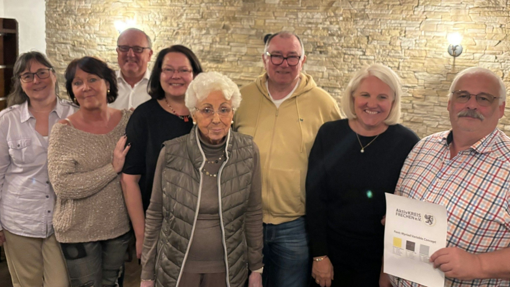 Auf dem Bild ist eine Gruppe von Frauen und Männern zu sehen, die sich im Aktivkreis Frechen engagieren.