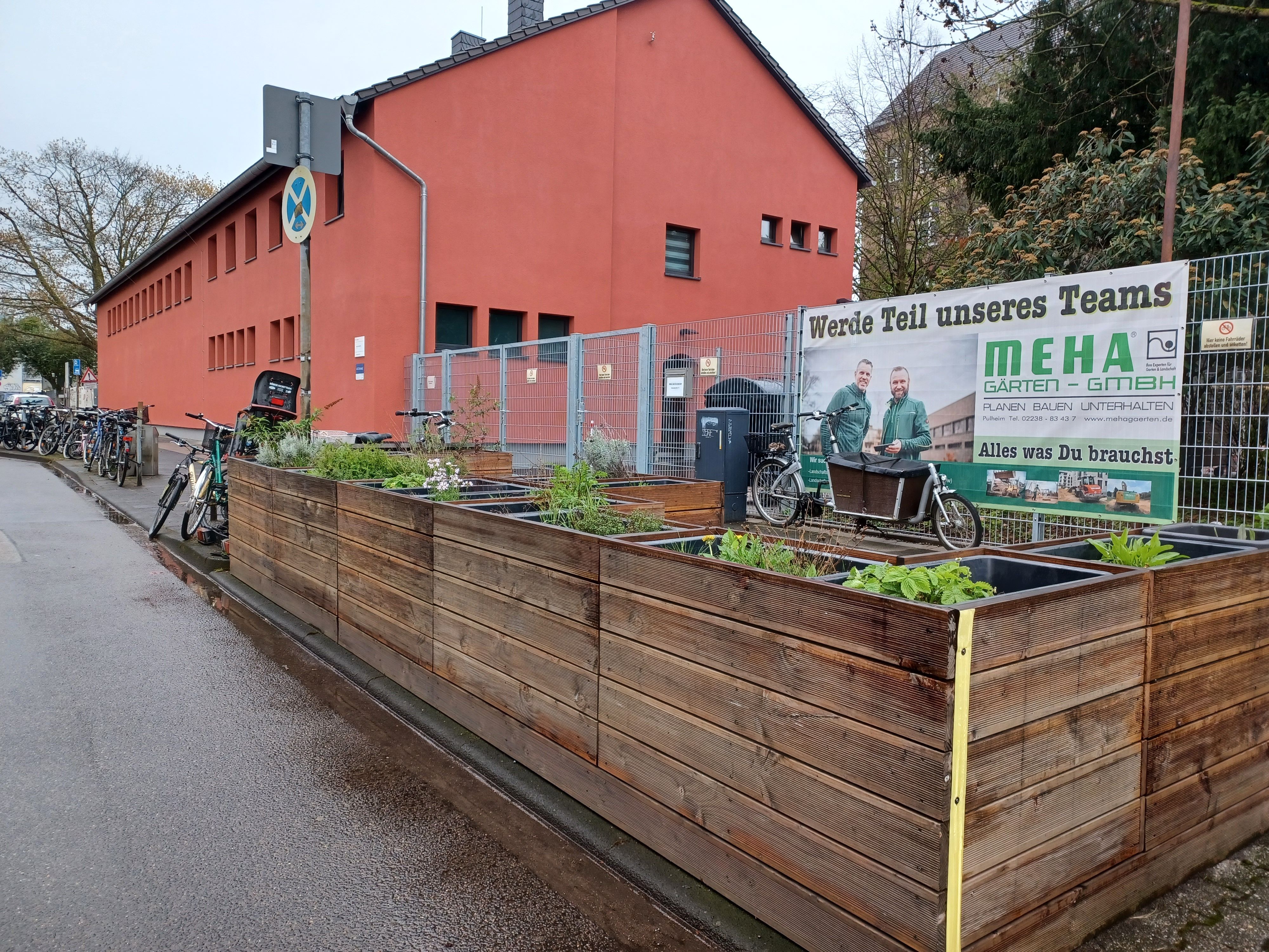 Der Miniaturpark „Liebig-Oase“ bekommt seine Standzeit verlängert. Seit Herbst 2024 befindet sich das Parklet auf dem Standstreifen vor der Grundschule Osterather Straße.