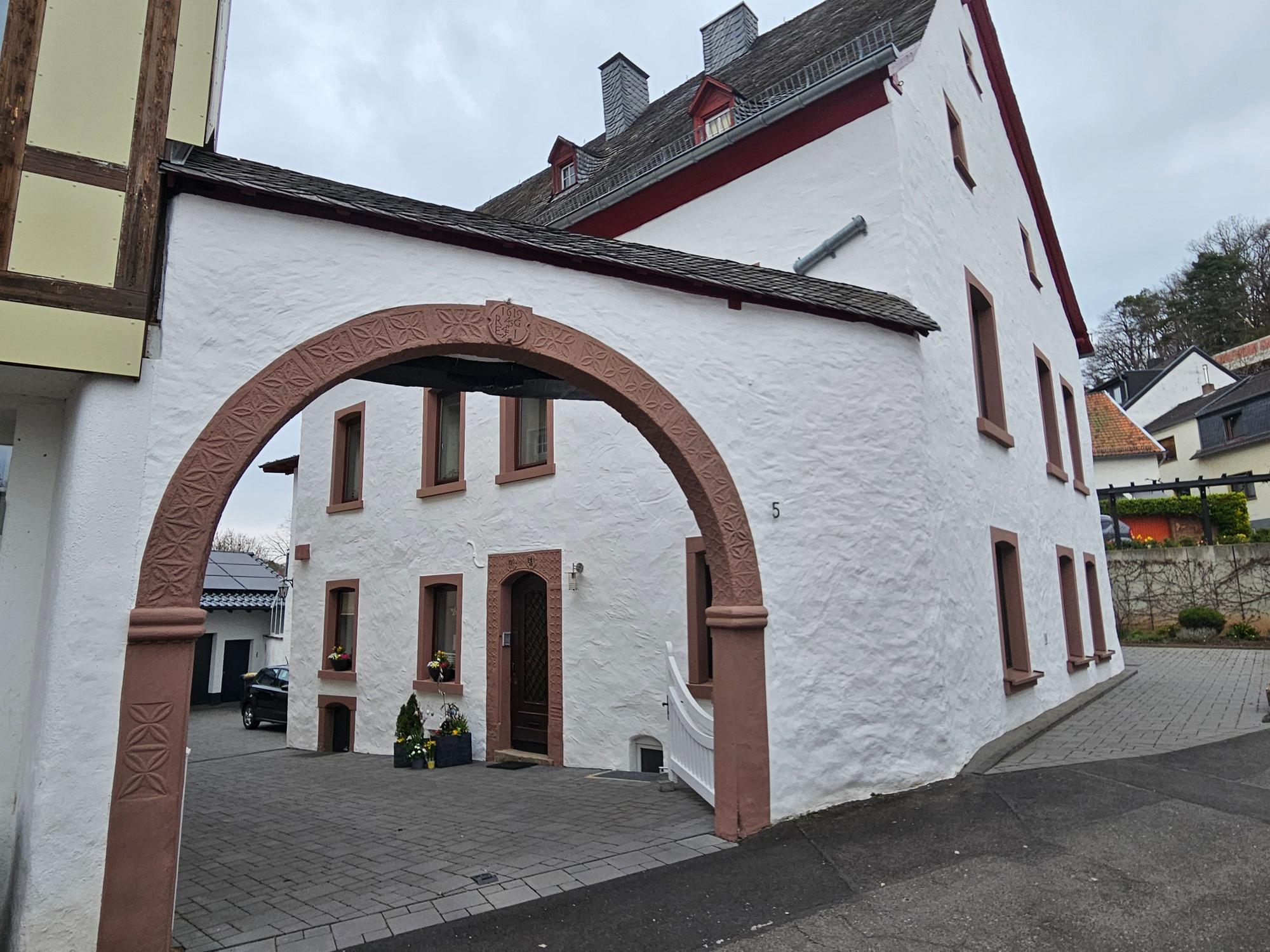 Blick auf die Toranlage und das Gebäude