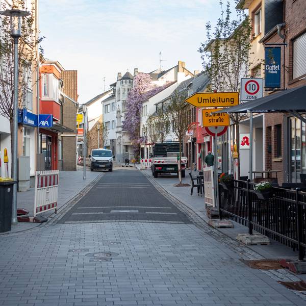 Das Bild zeigt die Münsterstraße in der Zülpicher Innenstadt an einem April-Morgen.