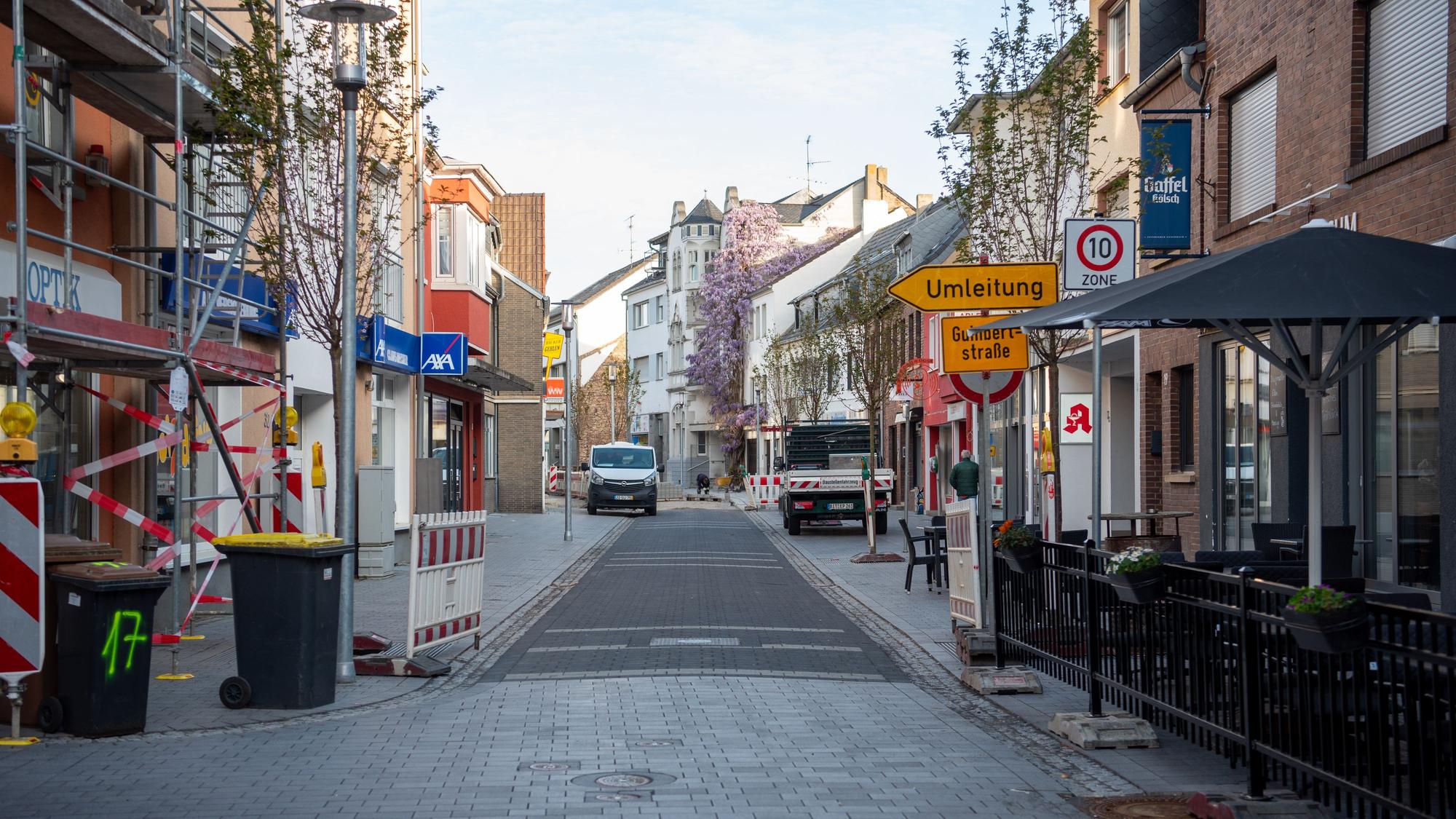 Das Bild zeigt die Münsterstraße in der Zülpicher Innenstadt an einem April-Morgen.