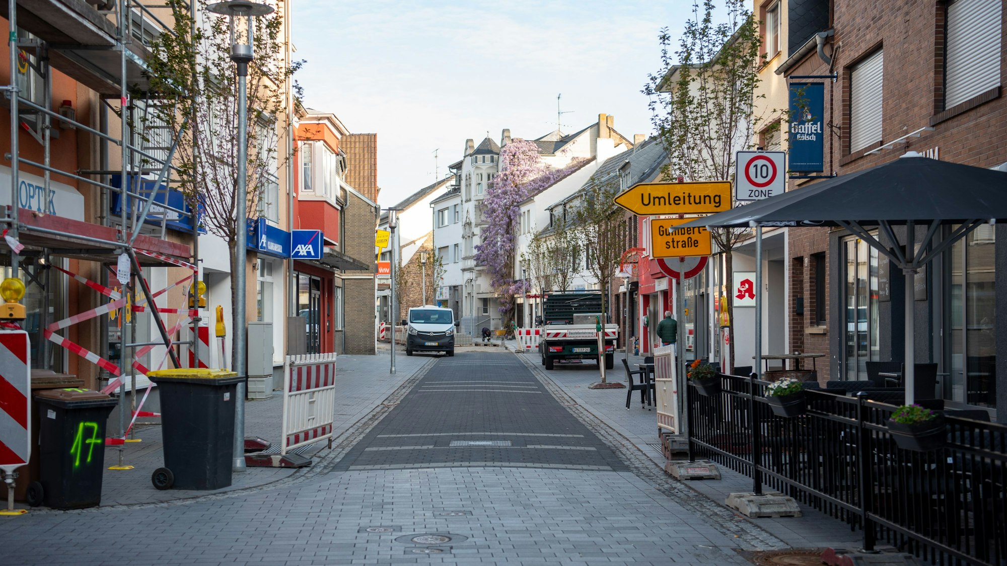 Das Bild zeigt die Münsterstraße in der Zülpicher Innenstadt an einem April-Morgen.