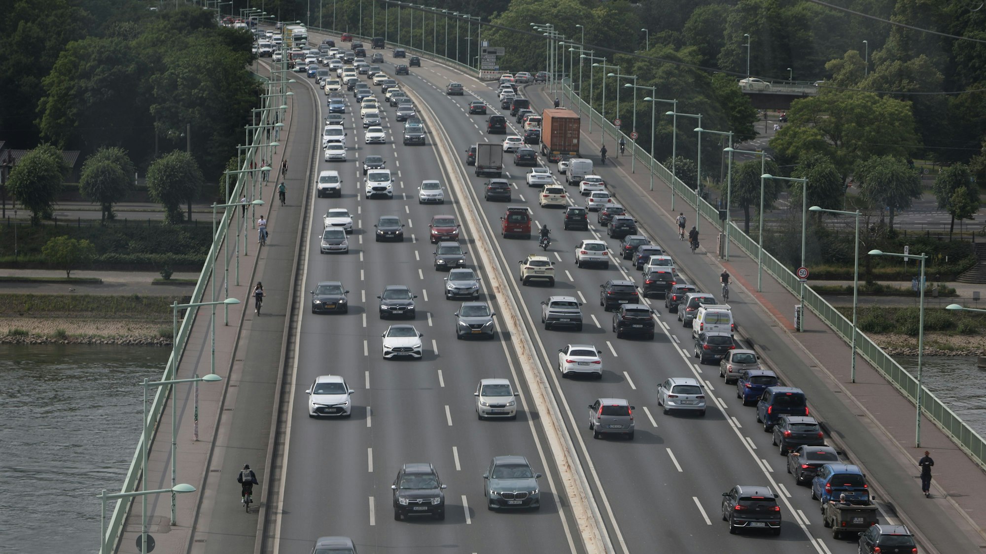 Die Zoobrücke gehört zu den Hauptverkehrsachsen in Köln