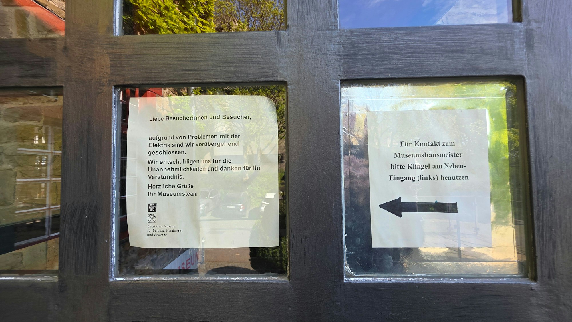 Zwei Zettel hängen an der Eingangstür.