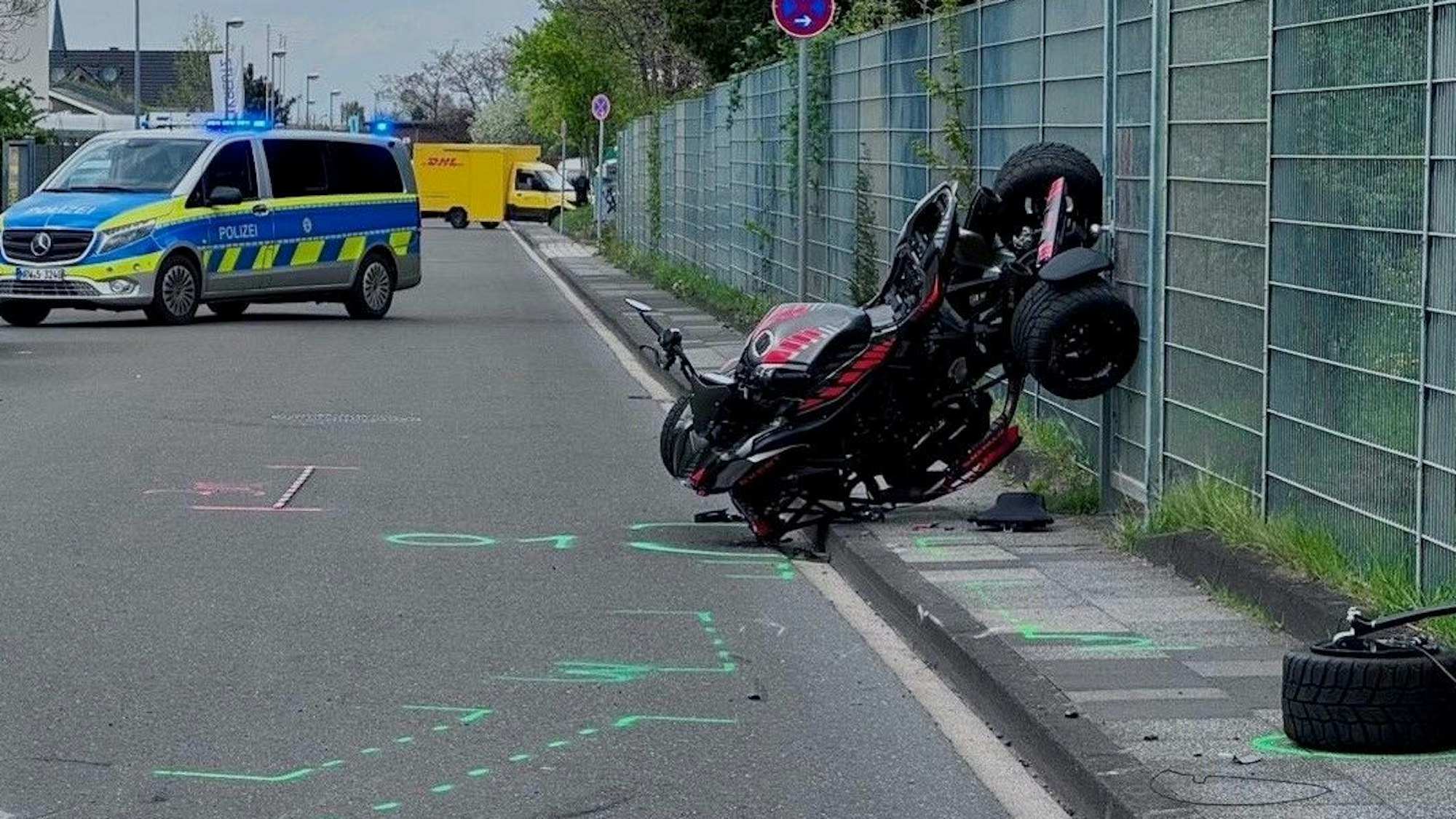Das Bild zeigt ein Quad, das an einem Zaun zum Stillstand gekommen ist. Ein Reifen ist abgerissen.