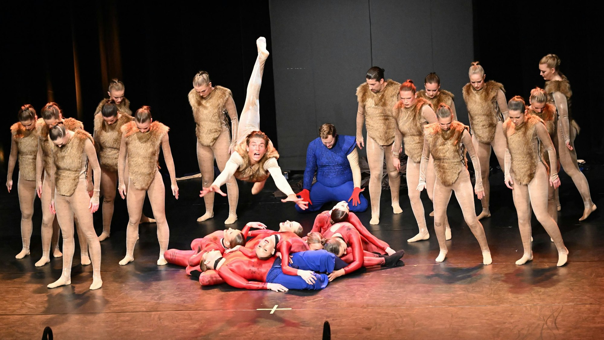 Die Jazz Lights aus Bergisch Gladbach tanzen bei der Sportlerehrung im Bergisch Gladbacher Bürgerhaus Bergischer Löwe.