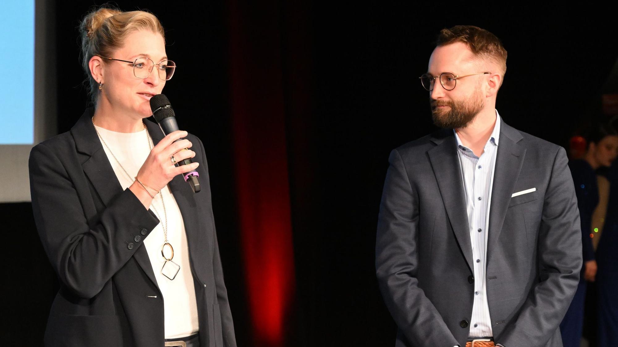 Kreissparkassen-Regionaldirektorin Christiane Bechem und Gesamtredaktionsleiter Christian Stahl bei der Sportlerehrung 2026.