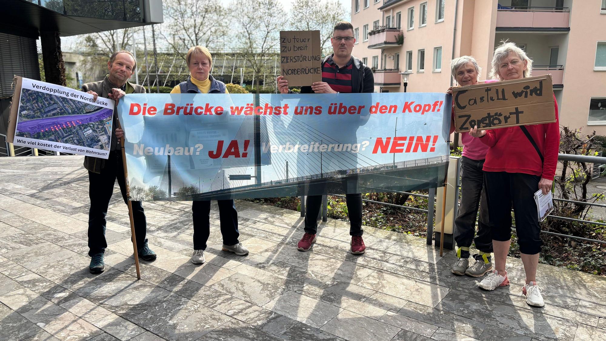 Die nachbarschaftliche Initiative „Wir für 4“ positioniert sich gegen eine Verbreiterung der Bonner Nordbrücke.