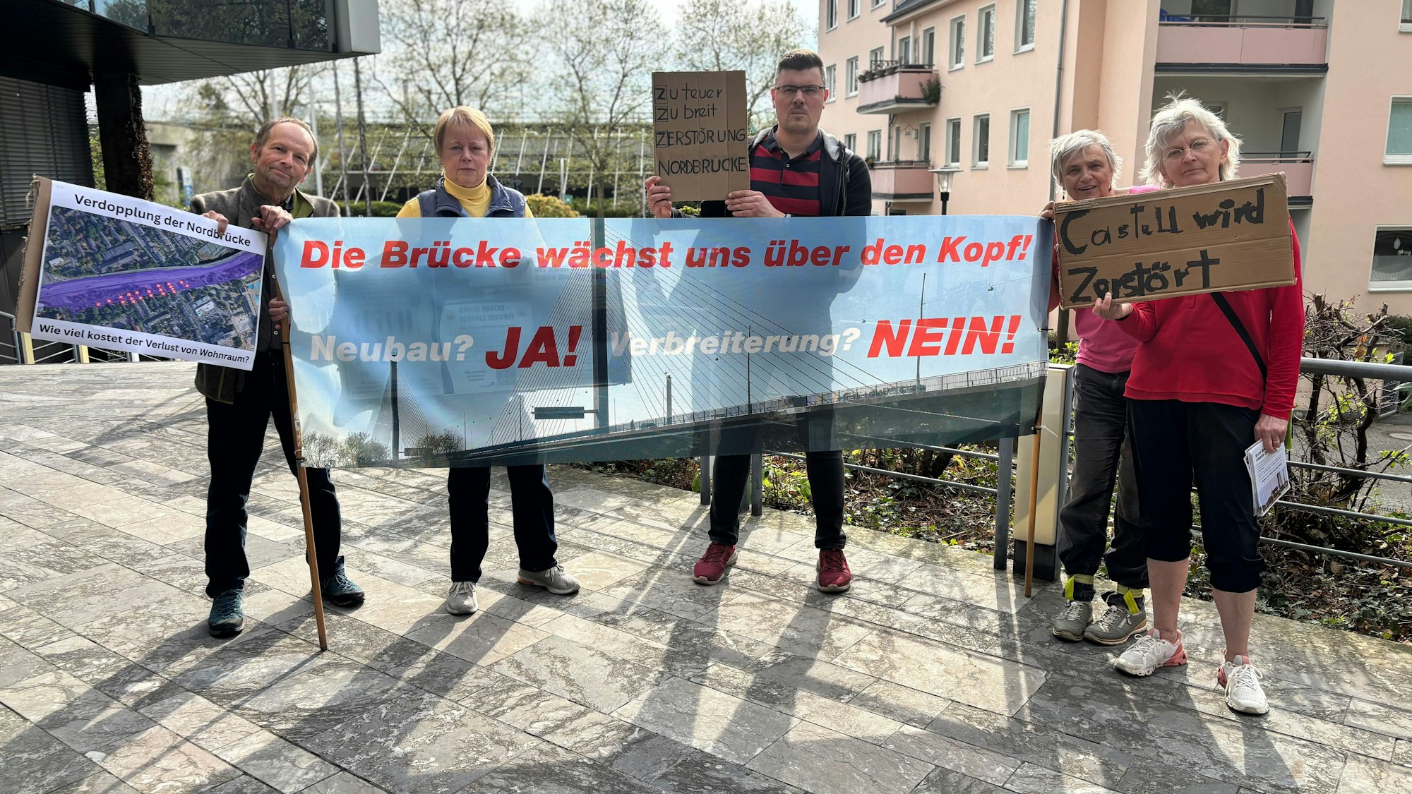 Die nachbarschaftliche Initiative „Wir für 4“ positioniert sich gegen eine Verbreiterung der Bonner Nordbrücke.