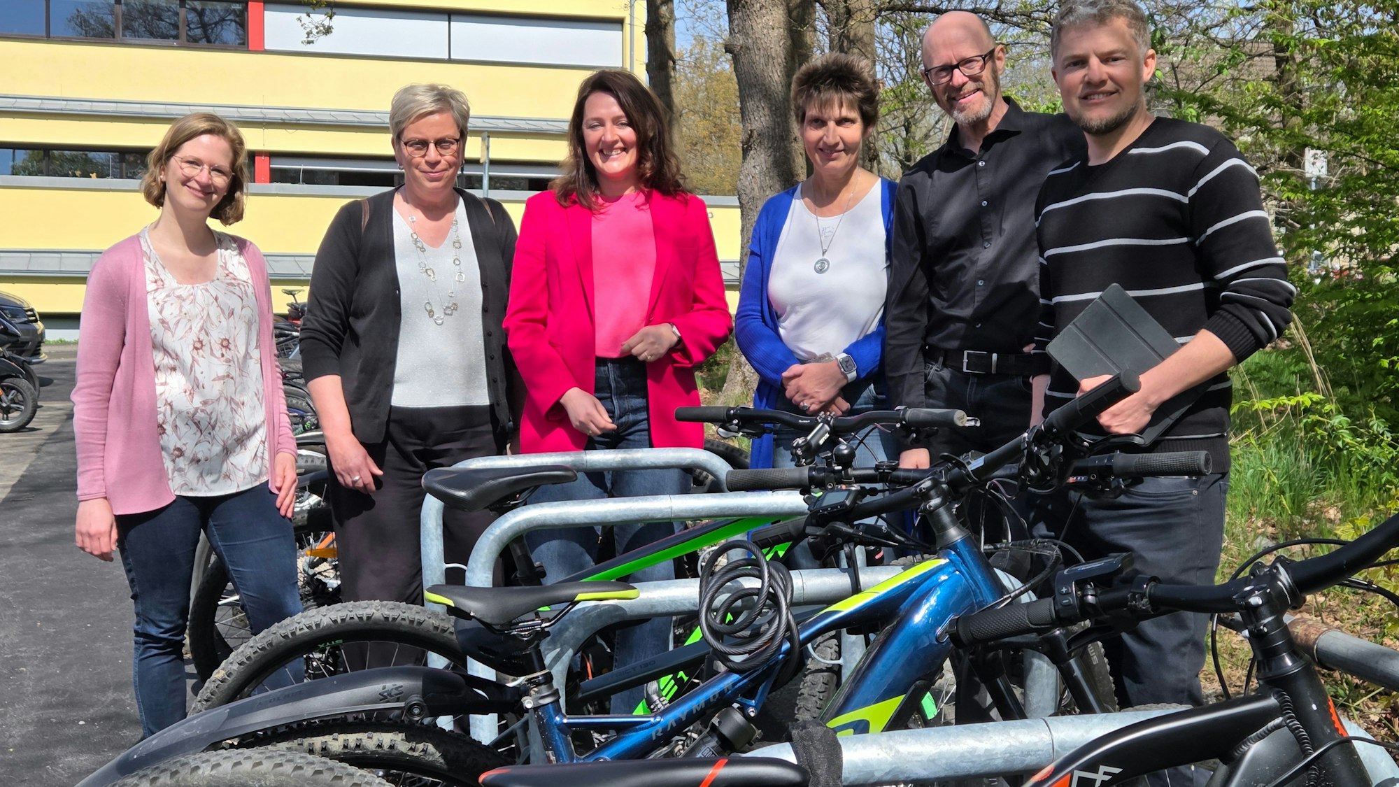 Vertreterinnen und Vertreter der Schulen und des Waldbröler Rathauses stellten Ergebnisse und Erfahrungen nach Einführung der ersten Schulstraße in der Marktstadt vor. Mobilitätsmanager Rudolf Bergen (rechts) führte zudem die neuen, bequemen Abstellbügel für Fahrräder vor.