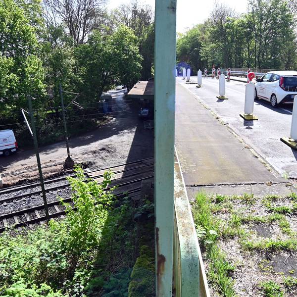 Die Brücke der Straße Am Flachsrosterweg in Köln-Höhenhaus wird abgerissen.