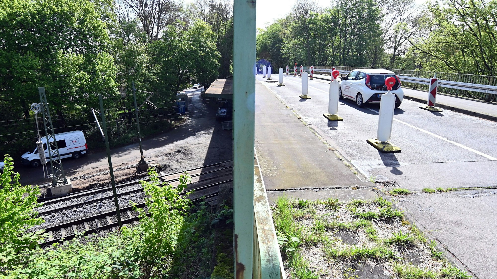 Die Brücke der Straße Am Flachsrosterweg in Köln-Mülheim über die dortigen Eisenbahngleise soll abgerissen werden.