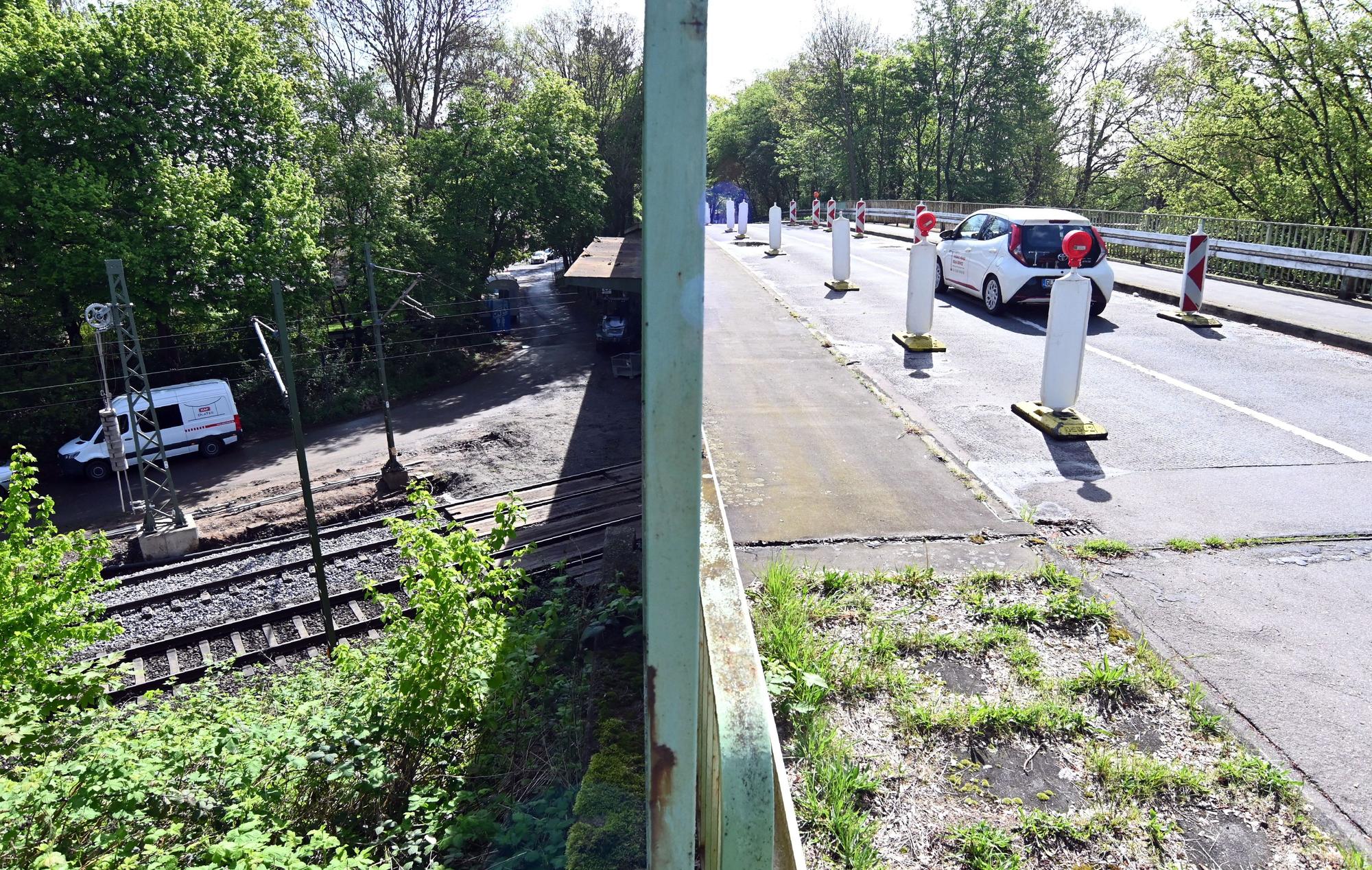 Die Brücke der Straße Am Flachsrosterweg in Köln-Höhenhaus über die dortigen Eisenbahngleise soll abgerissen werden.