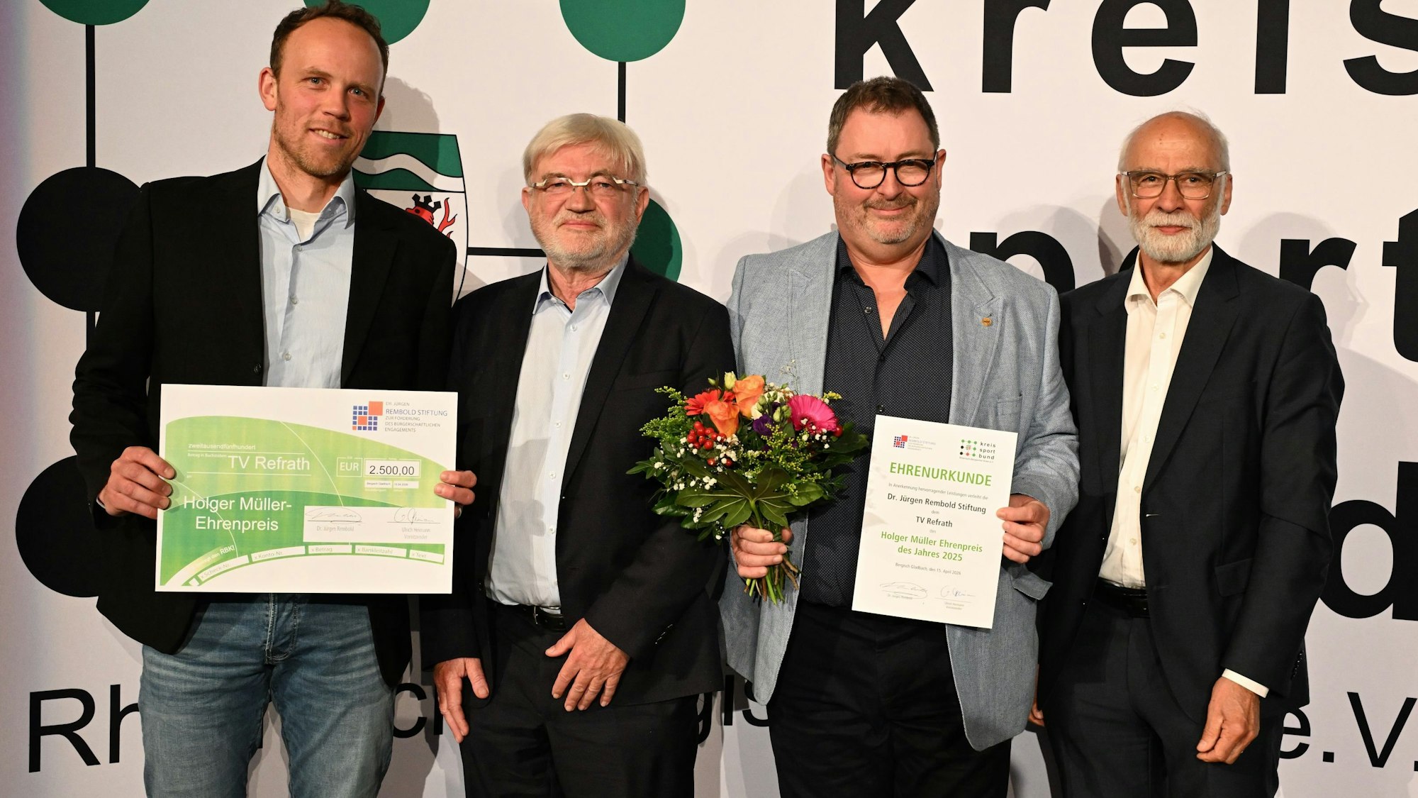 Übergabe des Holger Müller-Ehrenpreises bei der Sportlerehrung des Kreissportbundes Rhein-Berg.
